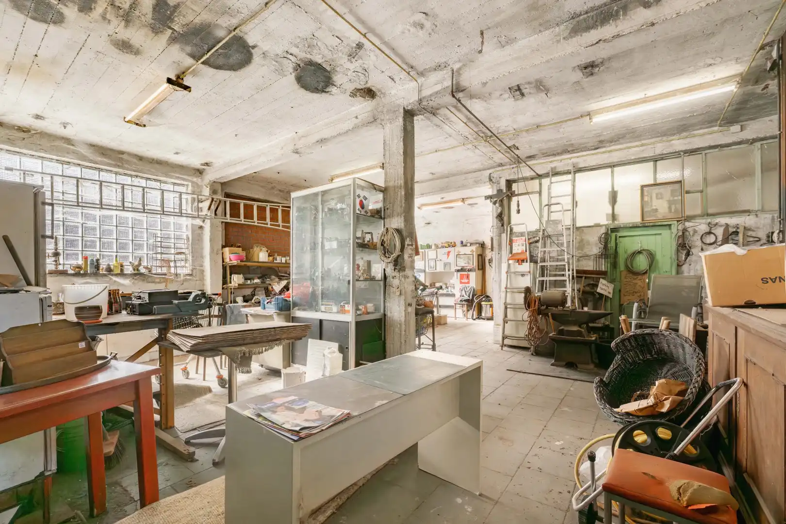 Uniek eigendom met karaktervolle woning en ruime loods op uitstekende ligging in Pittem! foto 34