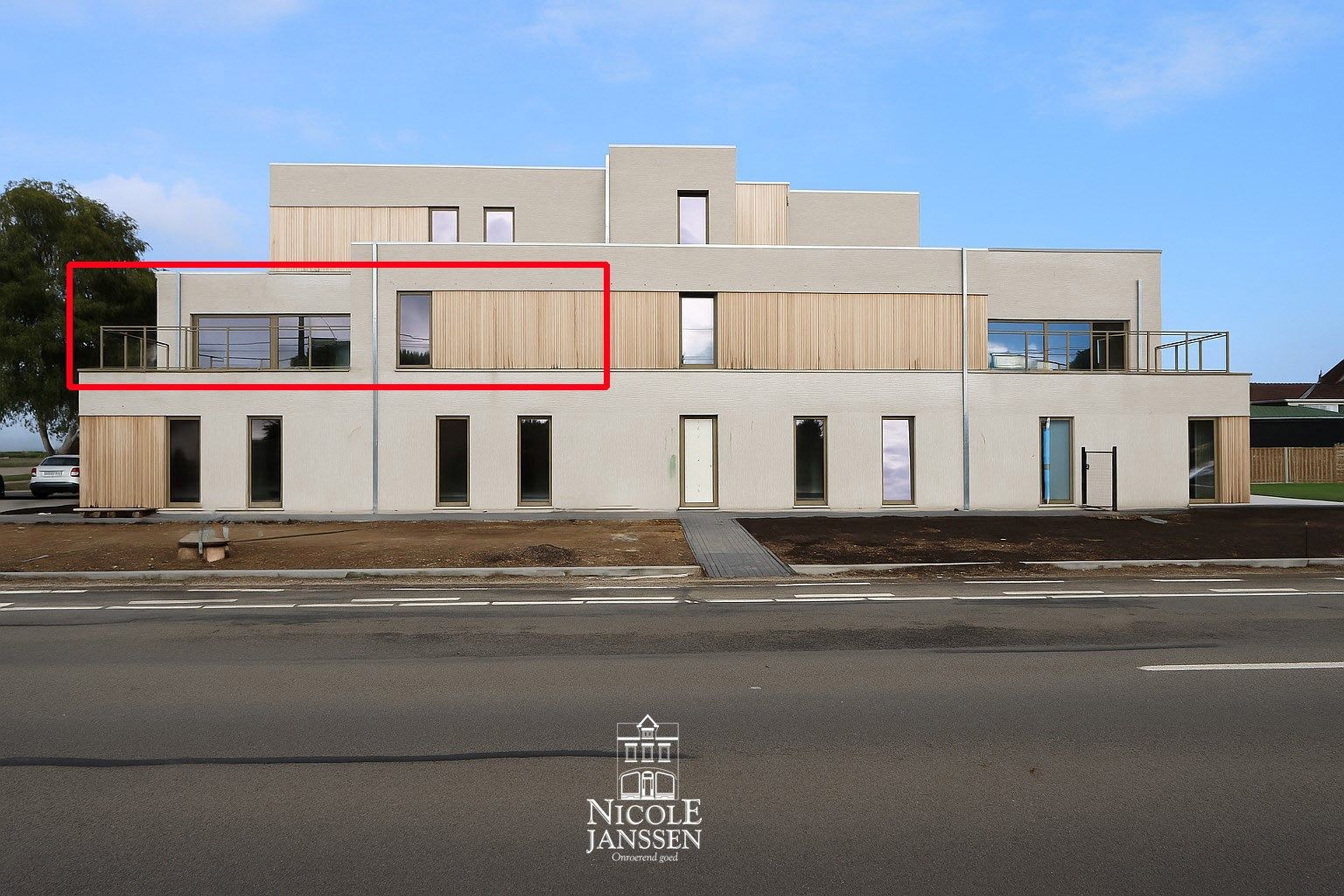 Nieuwbouwappartement op de eerste verdieping met terras en  twee autostandplaatsen foto {{pictureIndex}}