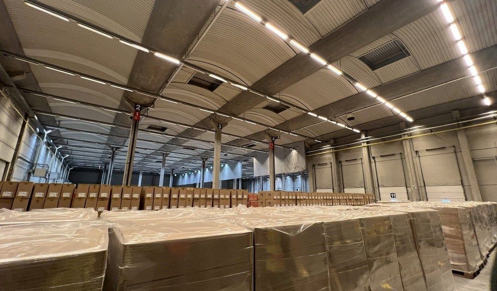 Logistieke loodsen met laadkades vlakbij R42 in Sint-Niklaas foto 5