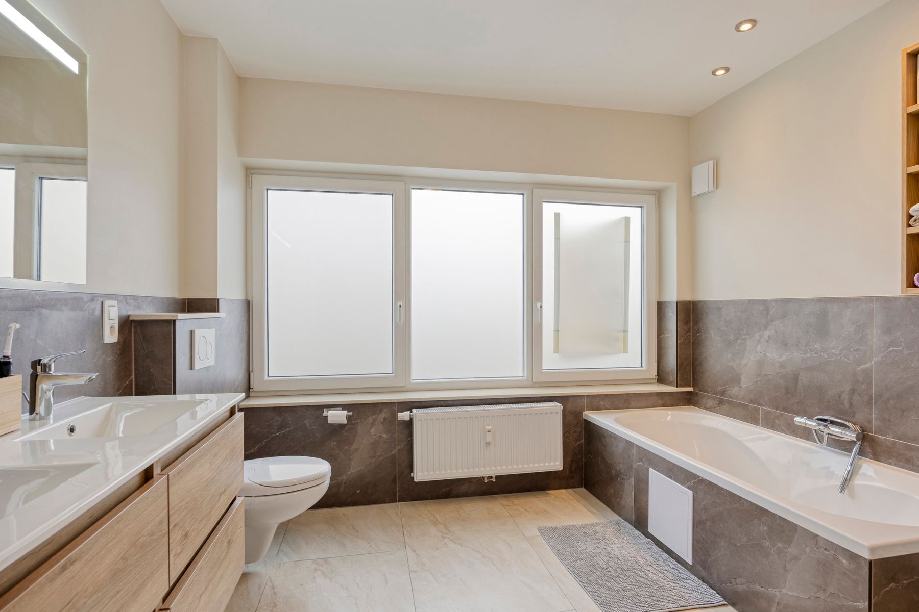 Ruim gerenoveerd 3-slaapkamer appartement op toplocatie !!! foto 12