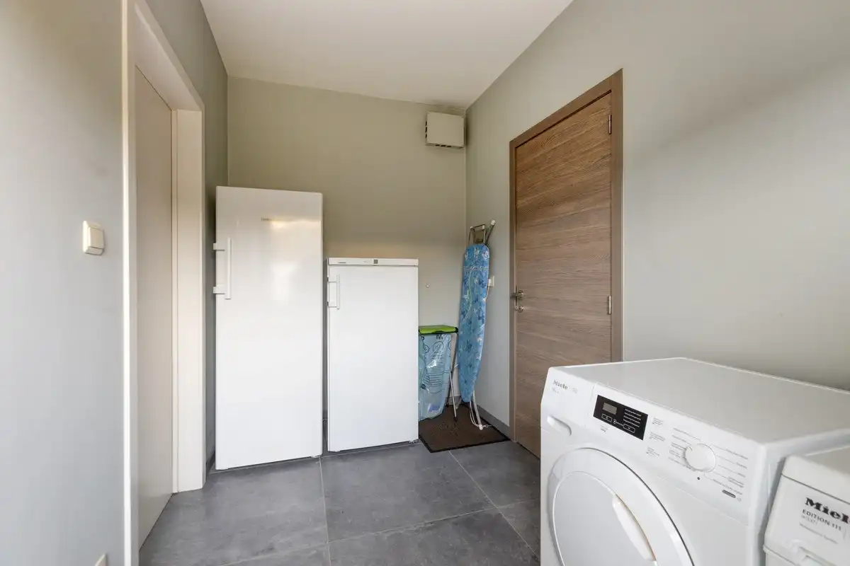 Instapklare villa met 3 slaapkamers, grote bureelkamer en garages foto 18