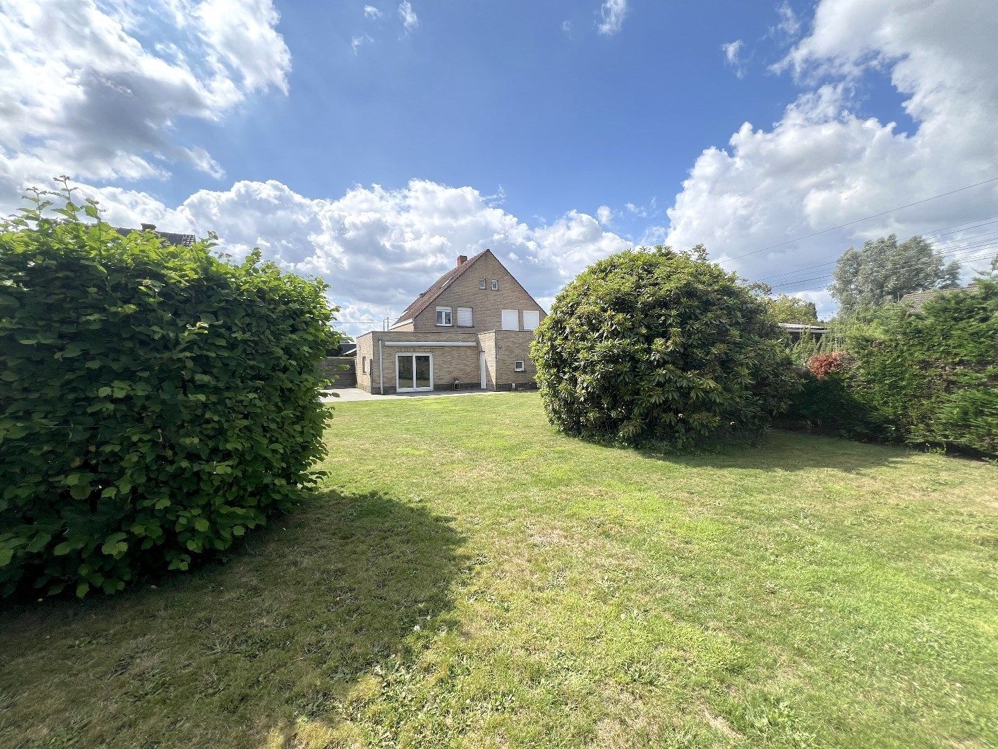 Halfopen bebouwing met 3 slaapkamers, tuin en garage te koop in doodlopende straat te Wevelgem foto 4