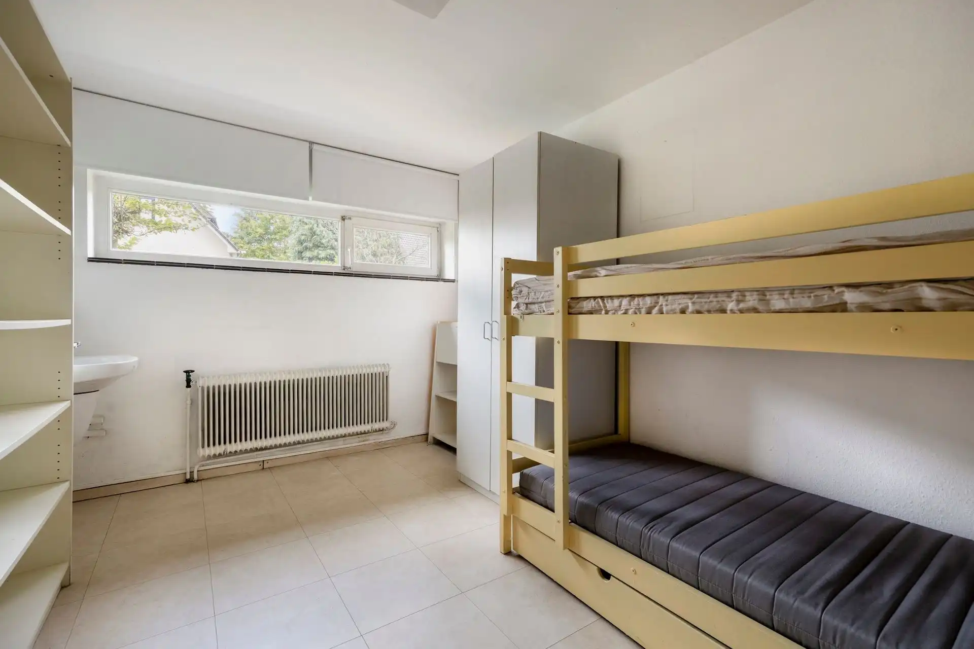 Ruime villa te moderniseren op rustige locatie foto 16