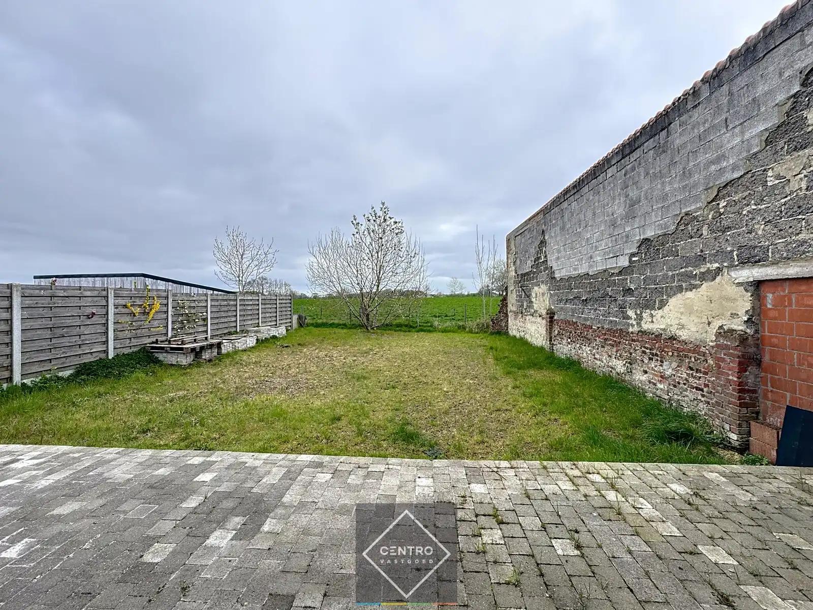 Prachtig gerenoveerde HANDELSRUIMTE / KANTOOR met TUIN langs een drukke verbindingsbaan (Gistel - Torhout, N33) te Ichtegem. foto 13