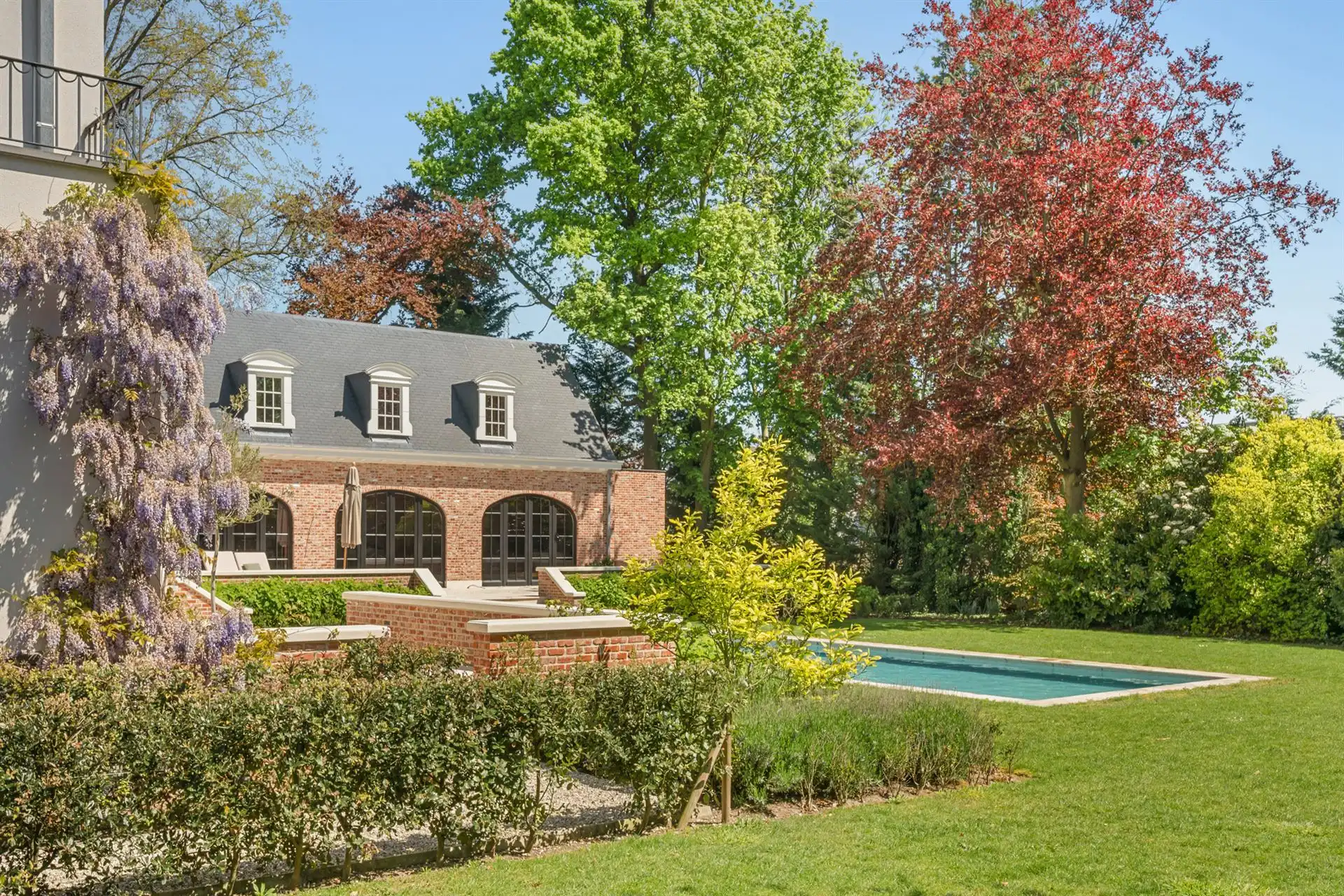 Prachtig afgewerkte franse villa met bijgebouw en zwembad foto 48