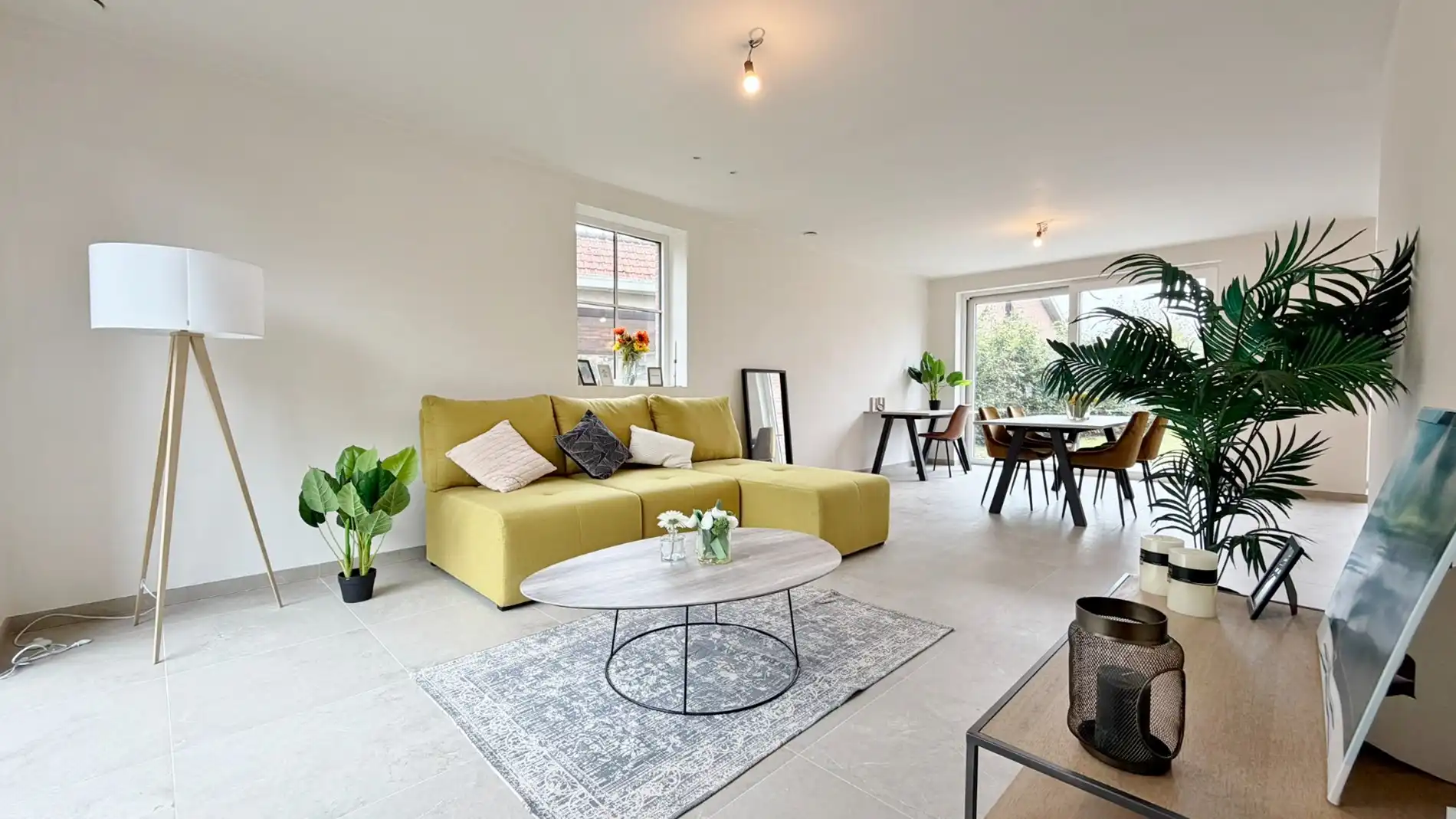 Halfopen karaktervolle nieuwbouwwoning met dubbele garage en tuin.  foto 3