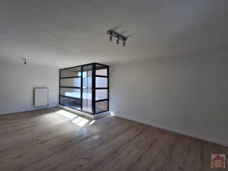 Ruim 2 slaapkamer appartement met paking! foto 7