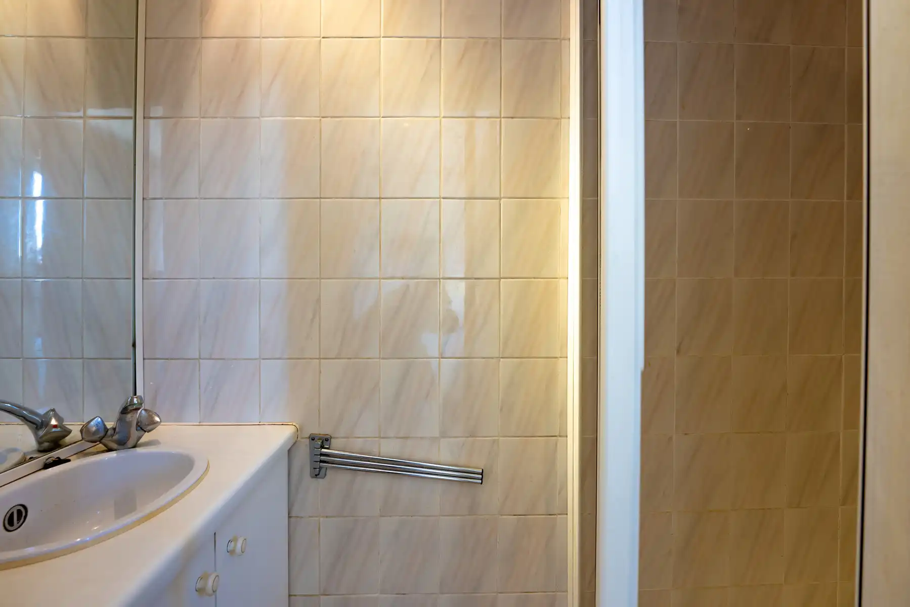 Te renoveren woning in het centrum met garage en terras! foto 5