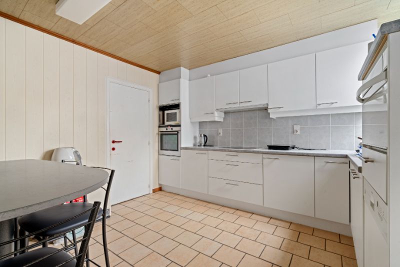 Ruime woning met handelsruimte/bureel vooraan foto 5