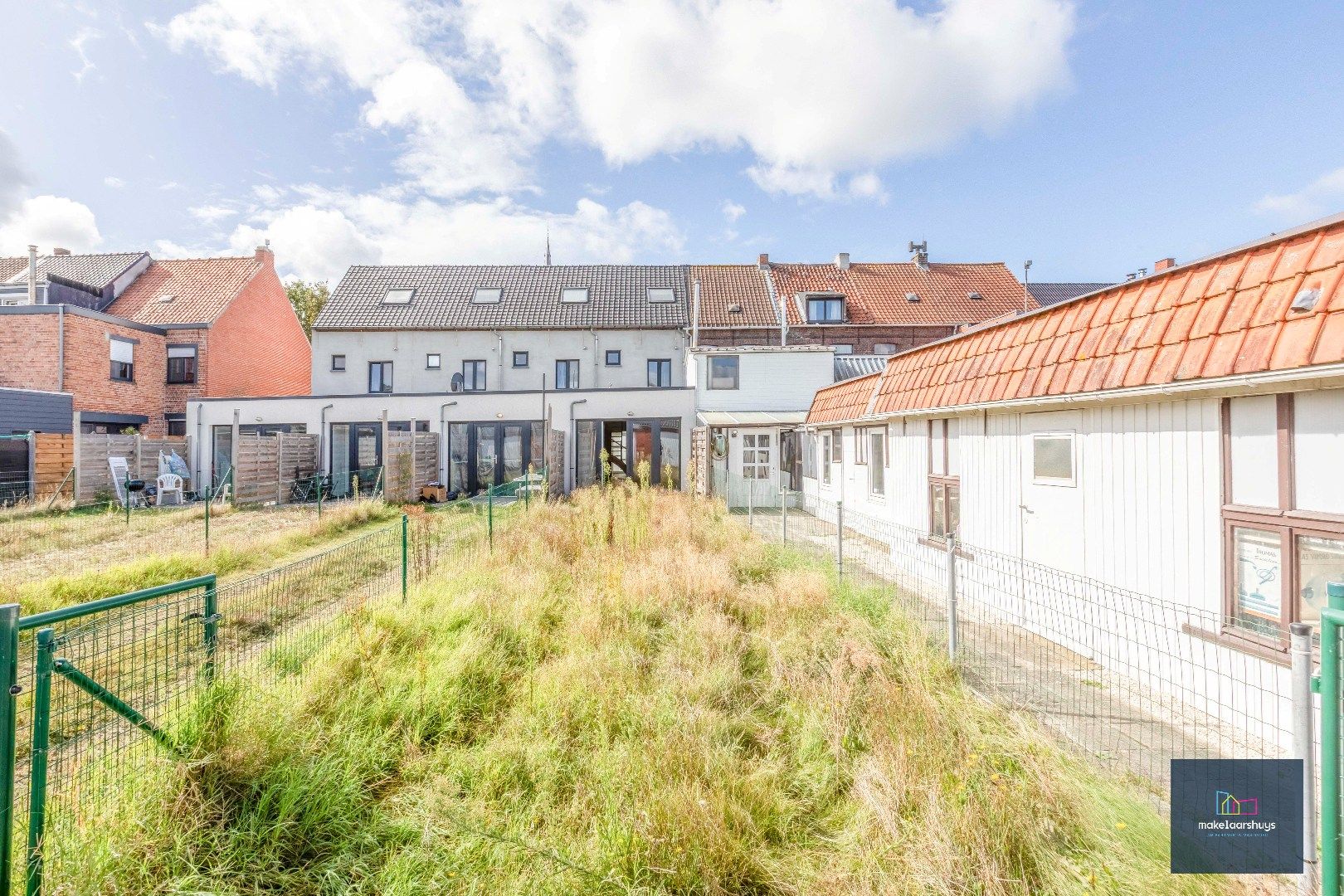 Instapklare gerenoveerde woning in rij met terras, tuin en garagebox foto 2