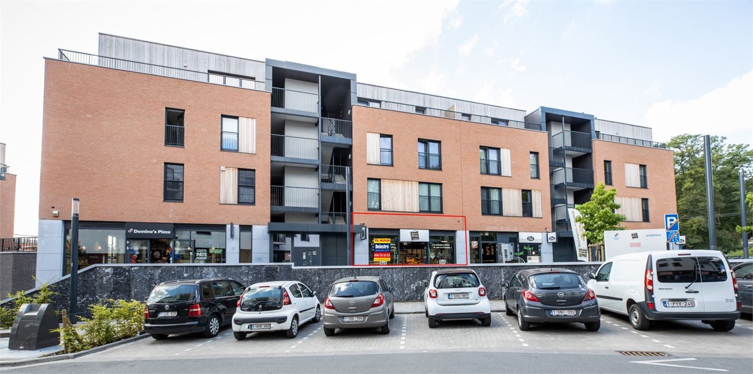 TOP GELEGEN COMMERCE NAAST DELI EN DOMINO'S PIZZA foto {{pictureIndex}}