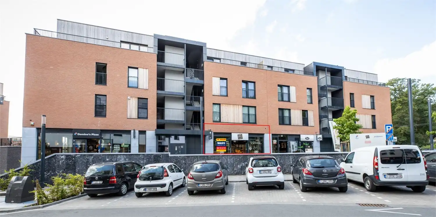 TOP GELEGEN COMMERCE NAAST DELI EN DOMINO'S PIZZA foto {{pictureIndex}}