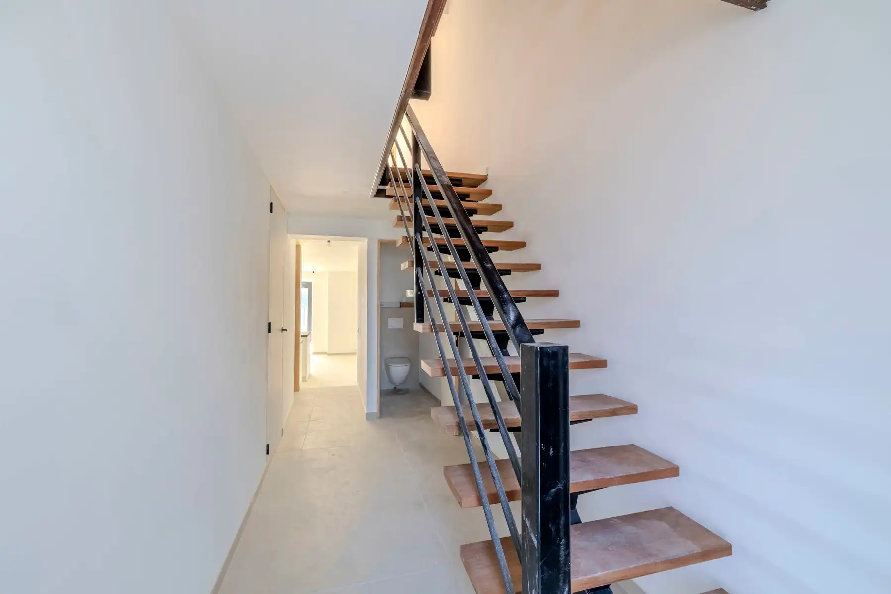 Gerenoveerde woning met 3 slpks, tuin en garage foto 3