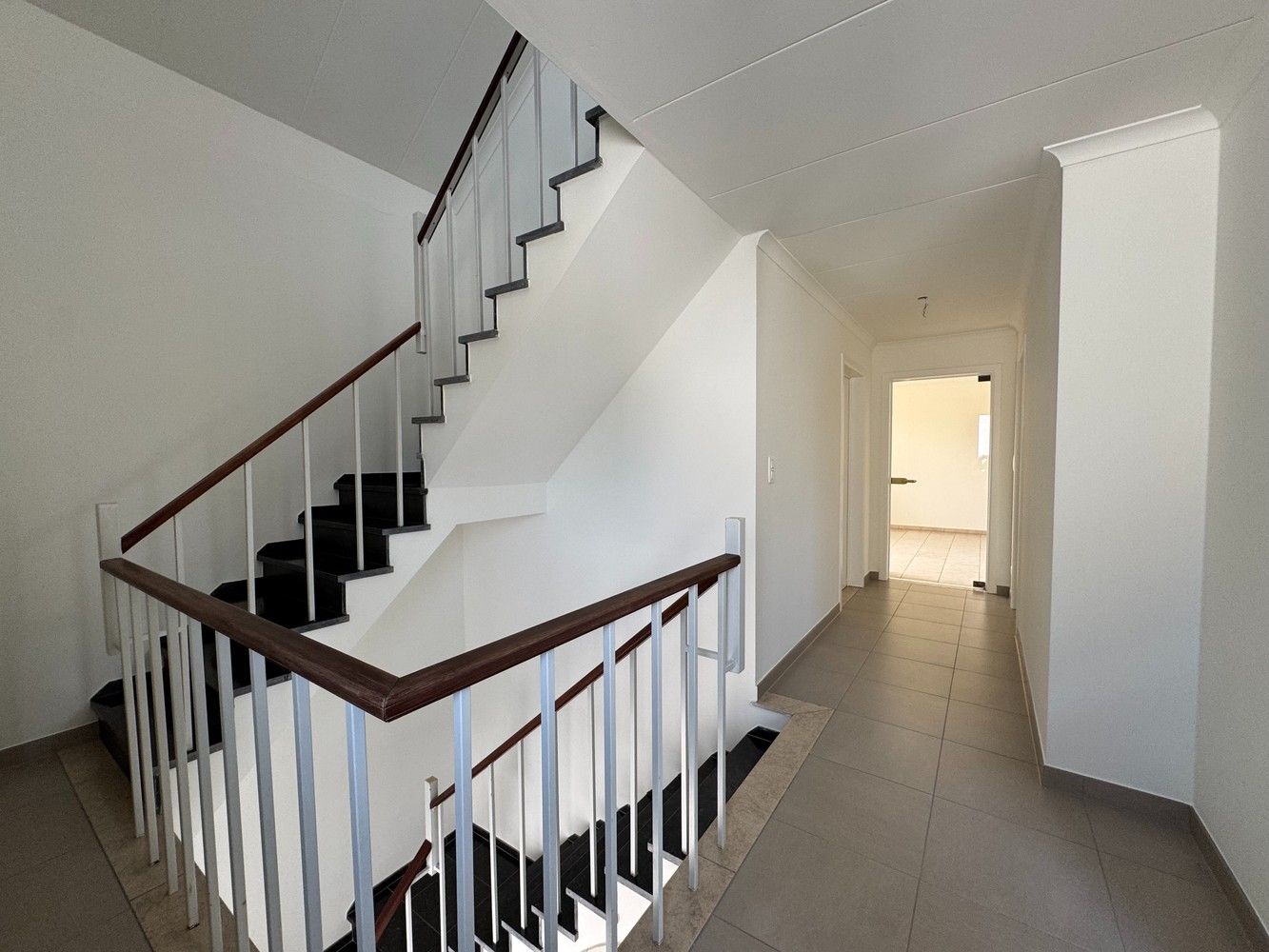 Zeer ruime huurwoning met o.a. 3 slpks en garage foto 5