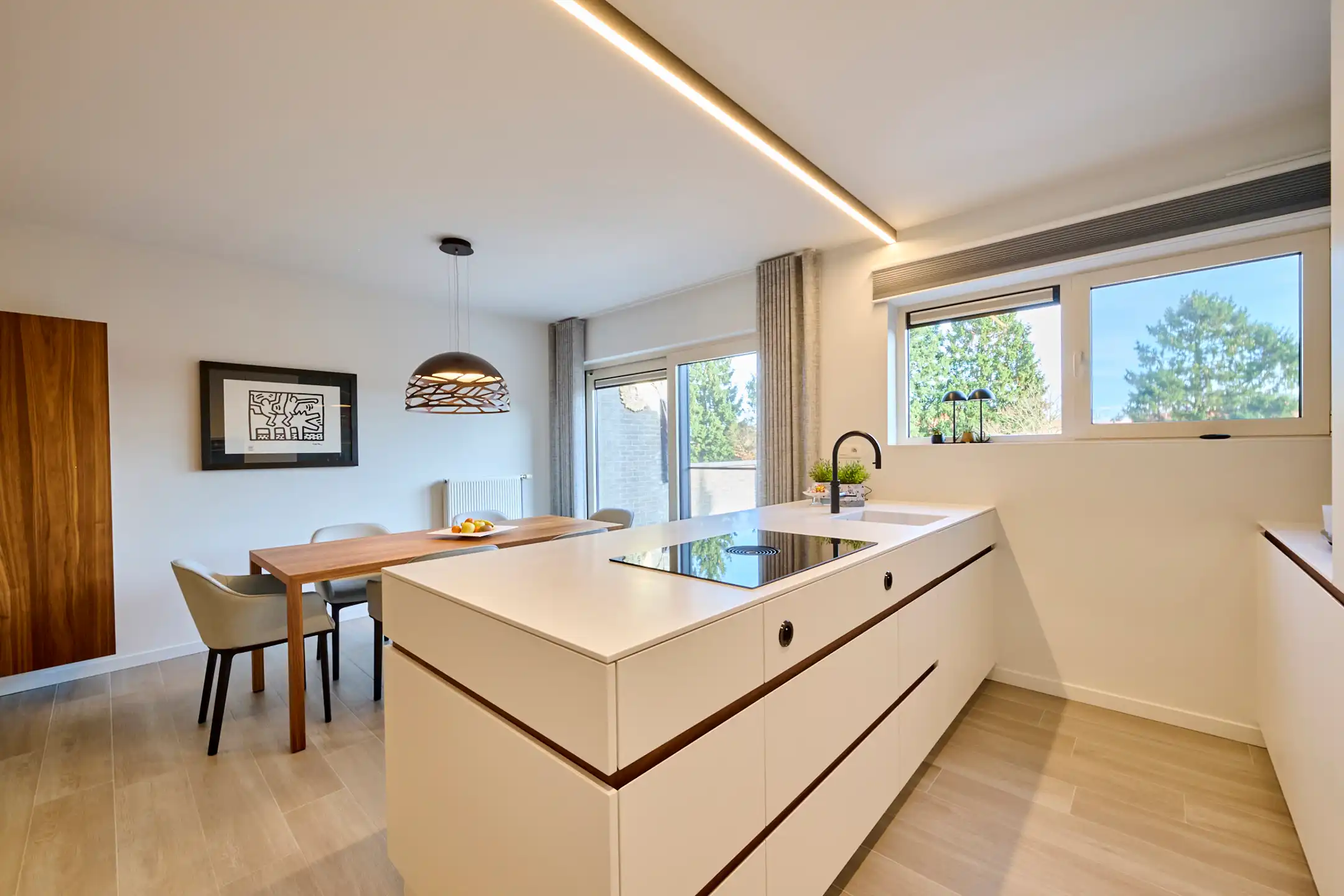 VOLLEDIG VERNIEUWD RUIM EN HOOGWAARDIG AFGEWERKT APPARTEMENT foto 4