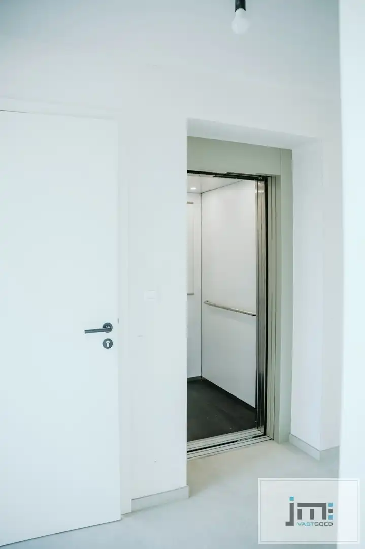 Penthouse met carport en buitenberging foto 12