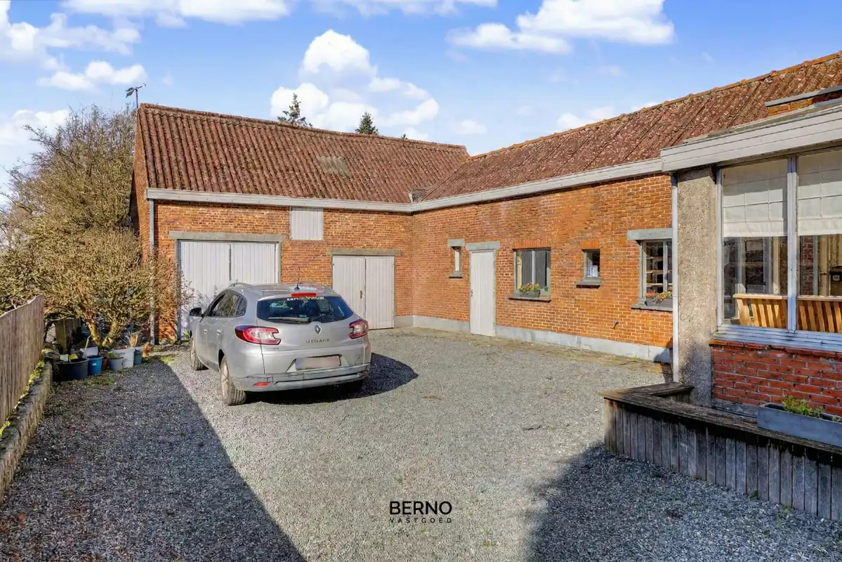 Te renoveren gezinswoning met uitgestrekte tuin en opslagplaats. foto 3