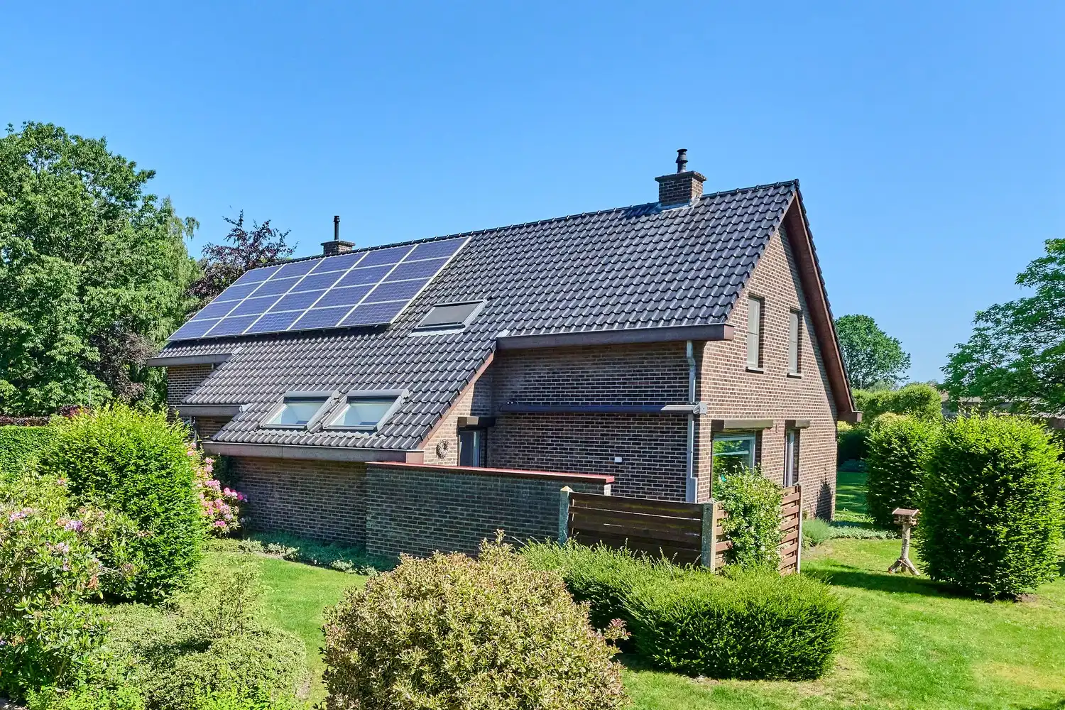 Knap verzorgde woning met 3/4 slaapkamers gelegen in een rustige woonomgeving foto {{pictureIndex}}