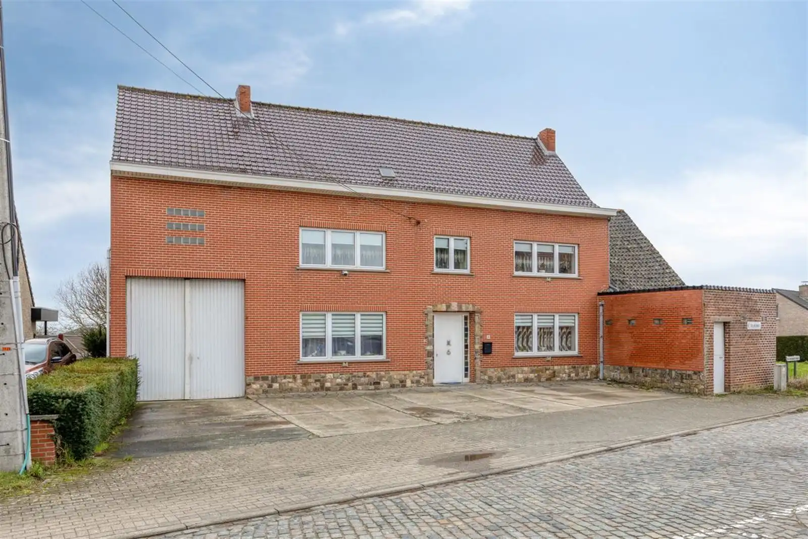 Hoofdfoto van de publicatie: Hoeve met schuur en groot weiland 