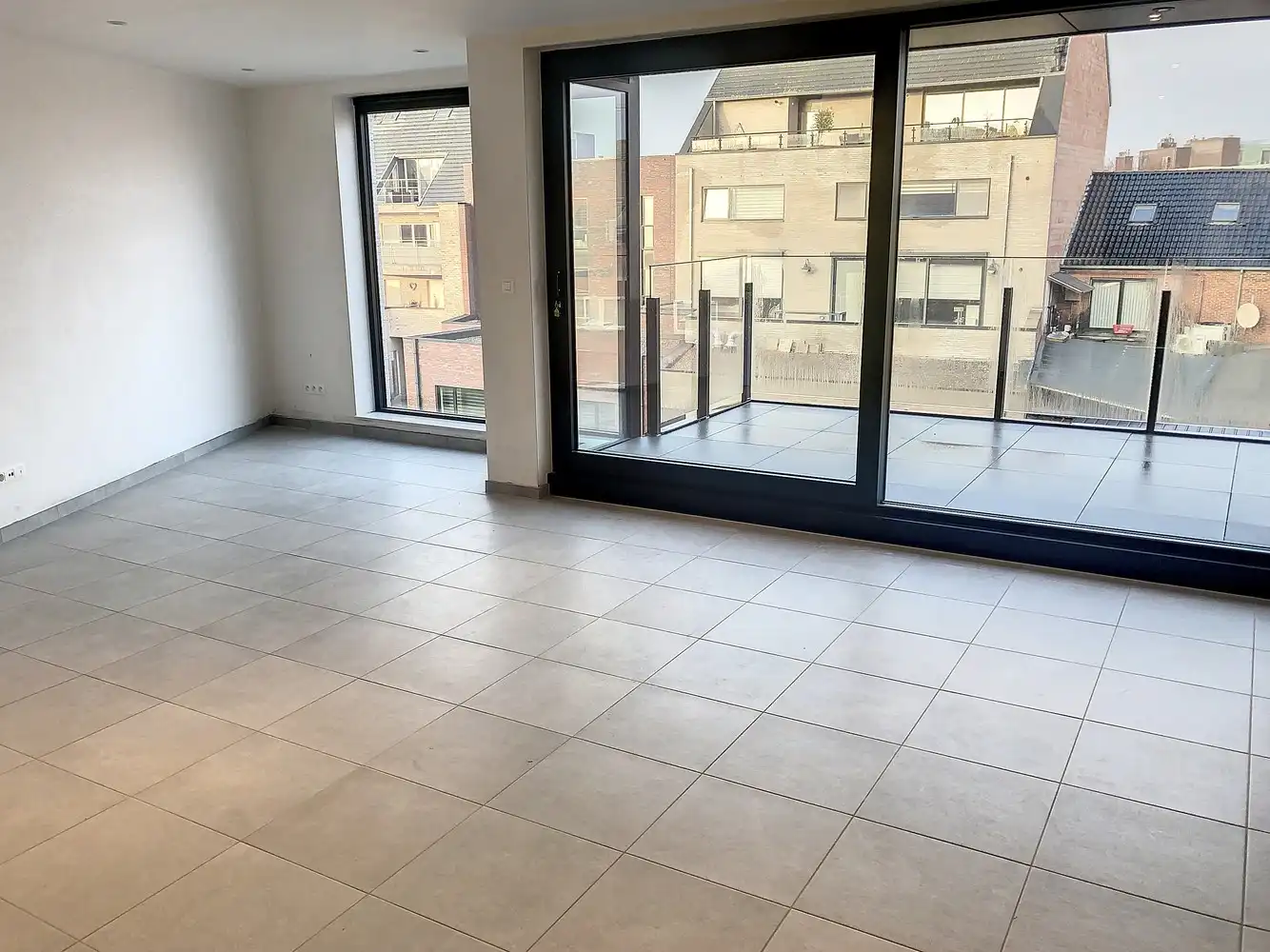 Modern nieuwbouwappartement met ruim terras, autostaanplaats en kelderberging! foto 4