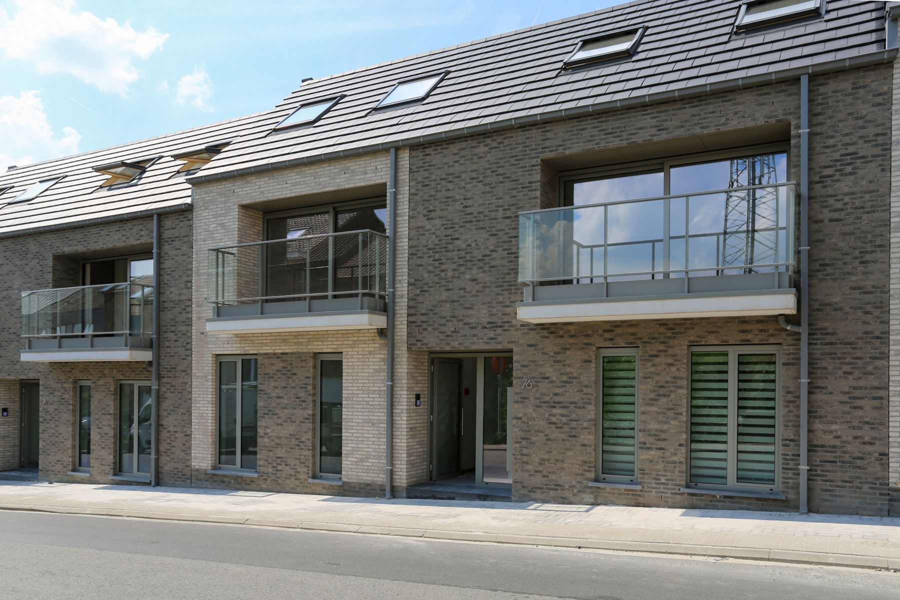 Ruim en lichtrijk duplex met staanplaats in Buizingen foto {{pictureIndex}}