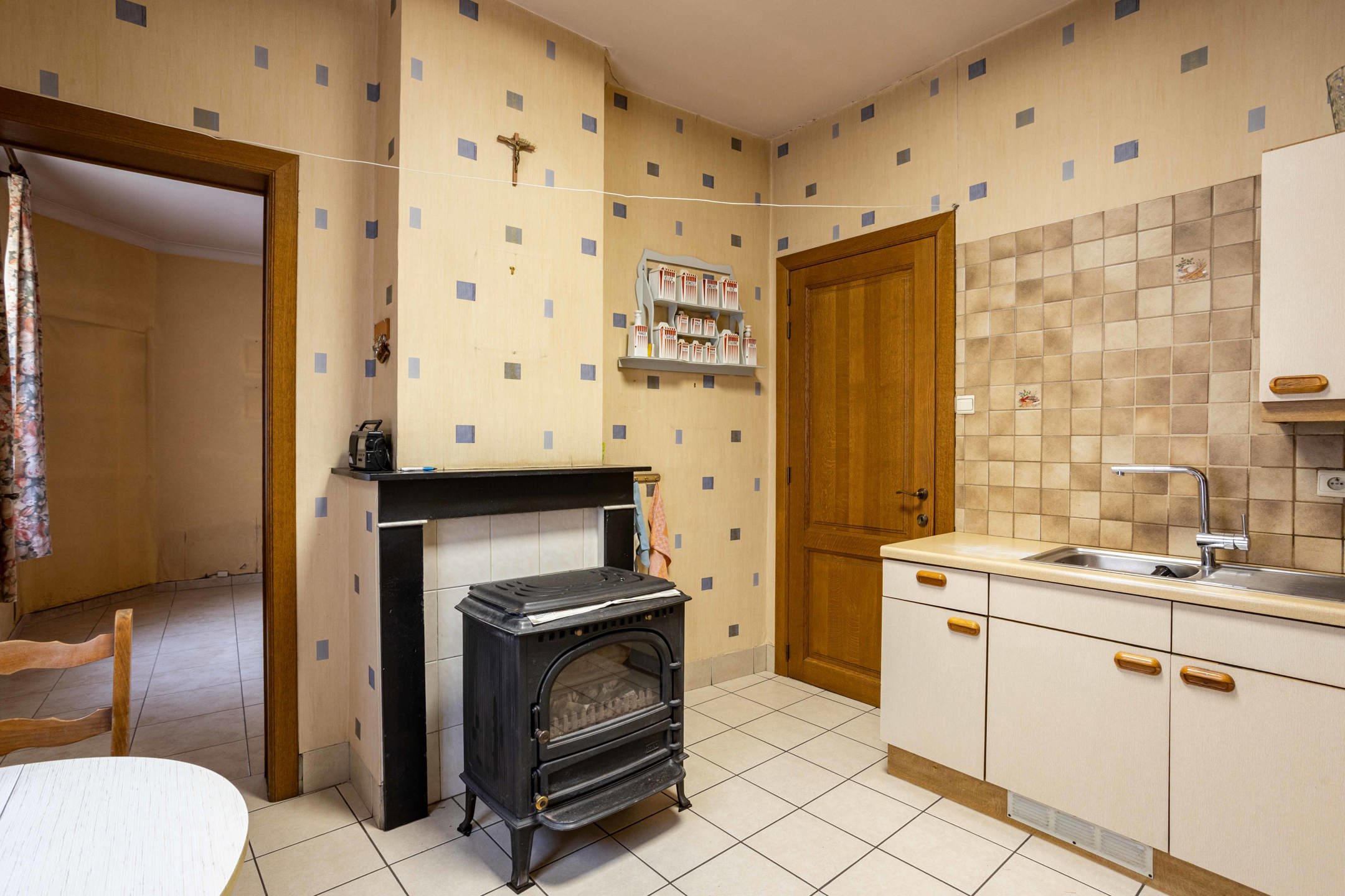  Verassend ruime, te renoveren woning in Ronse foto 11