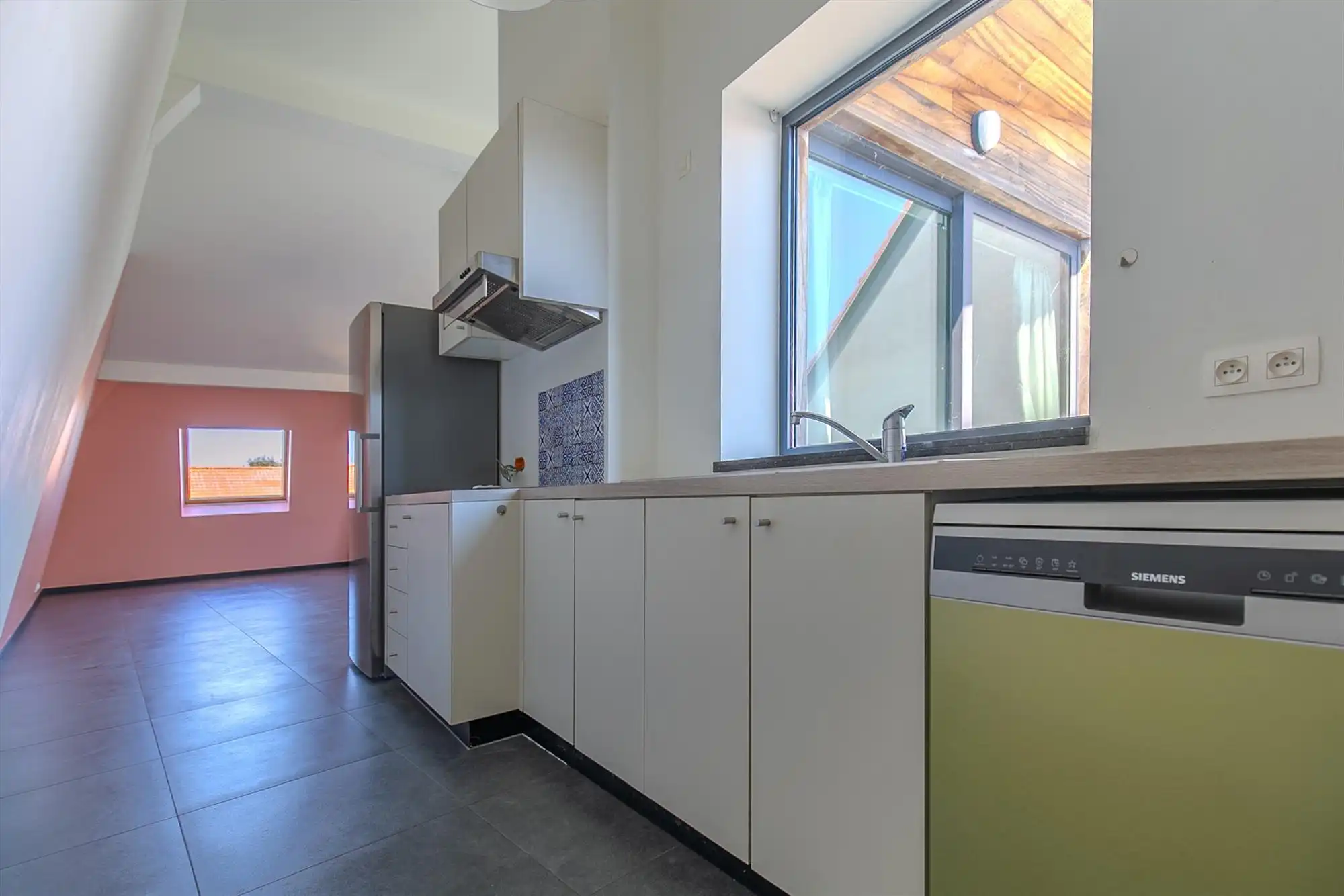 Cetraal gelegen modern appartement te Eernegem. foto 5