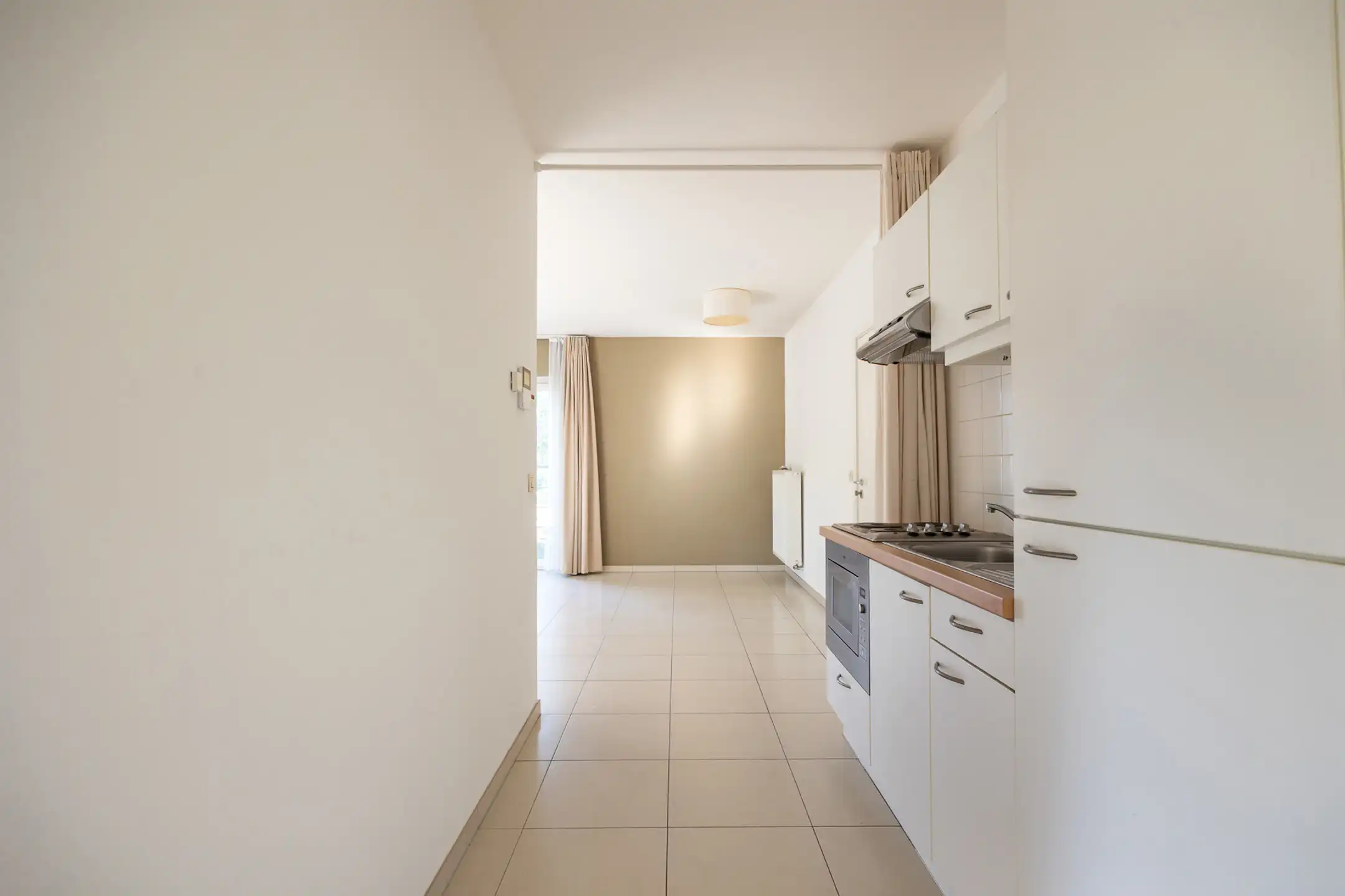 Grote, lichtrijke serviceflat met twee kamers  foto 8