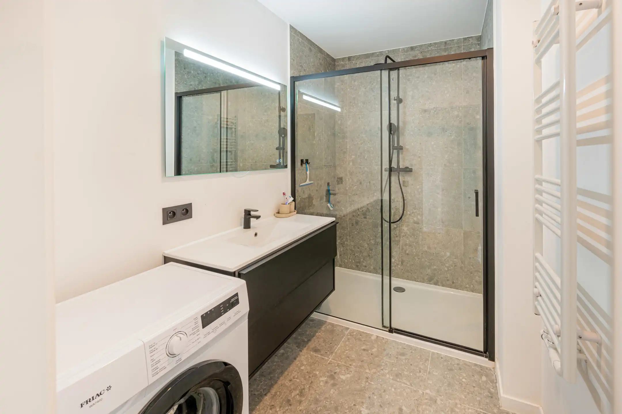 Knappe penthouse met terras en prachtig uitzicht foto 11