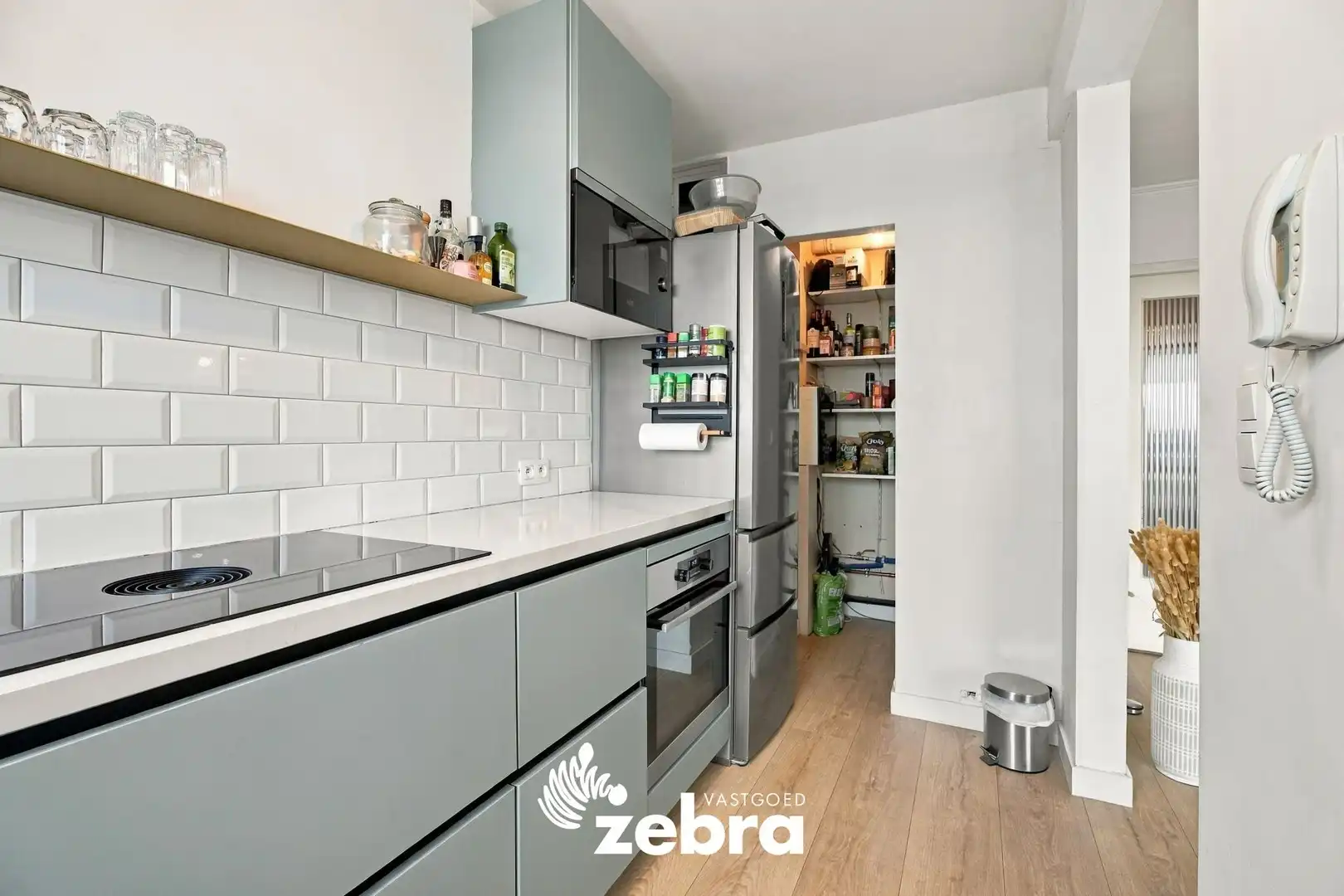 Gerenoveerd 2-slaapkamerappartement met berging & garage te Roeselare! foto 9