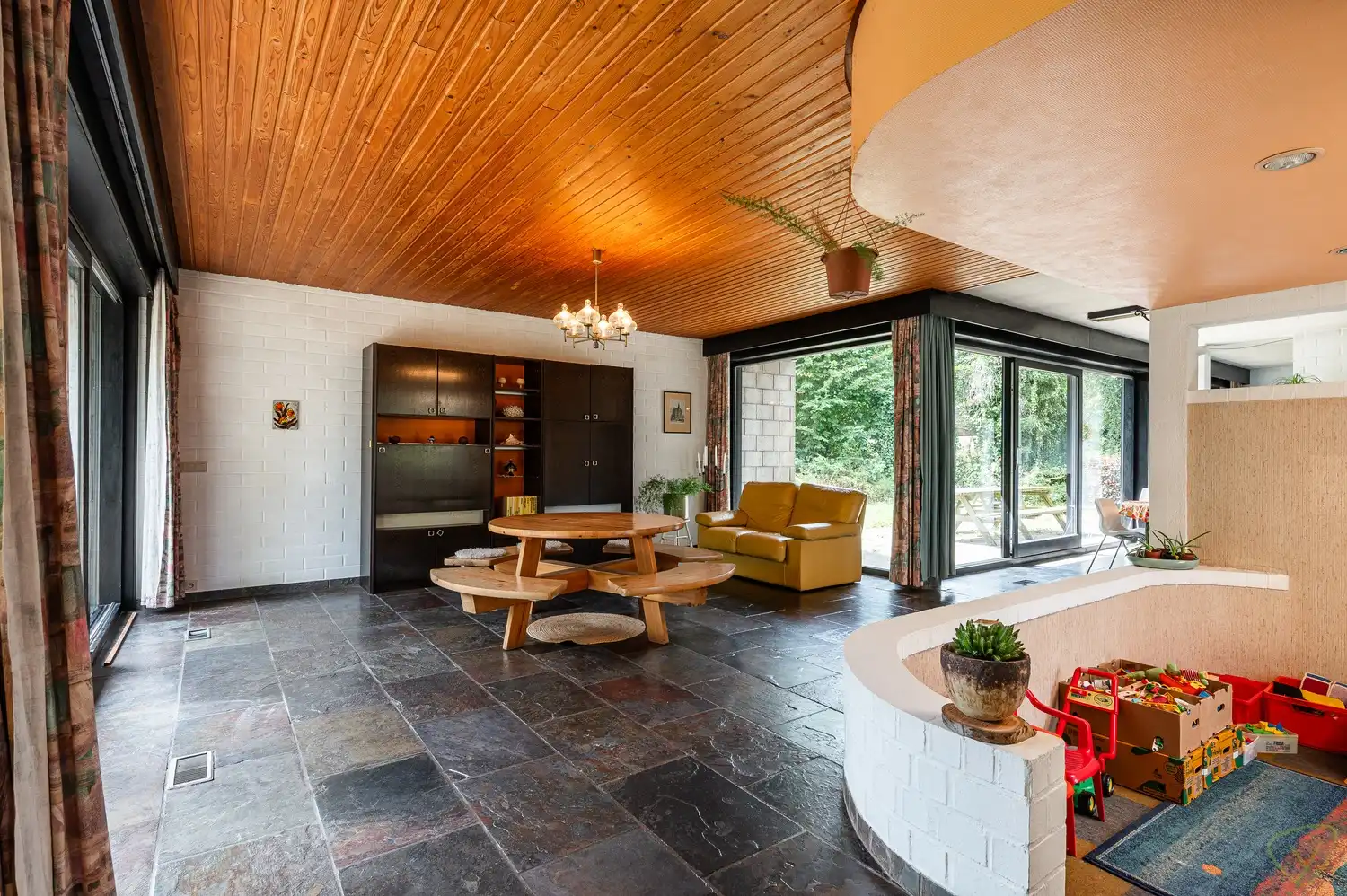Modernistische villa met praktijkruimte en zuidwestgerichte tuin op riant perceel in Lembeke foto 9