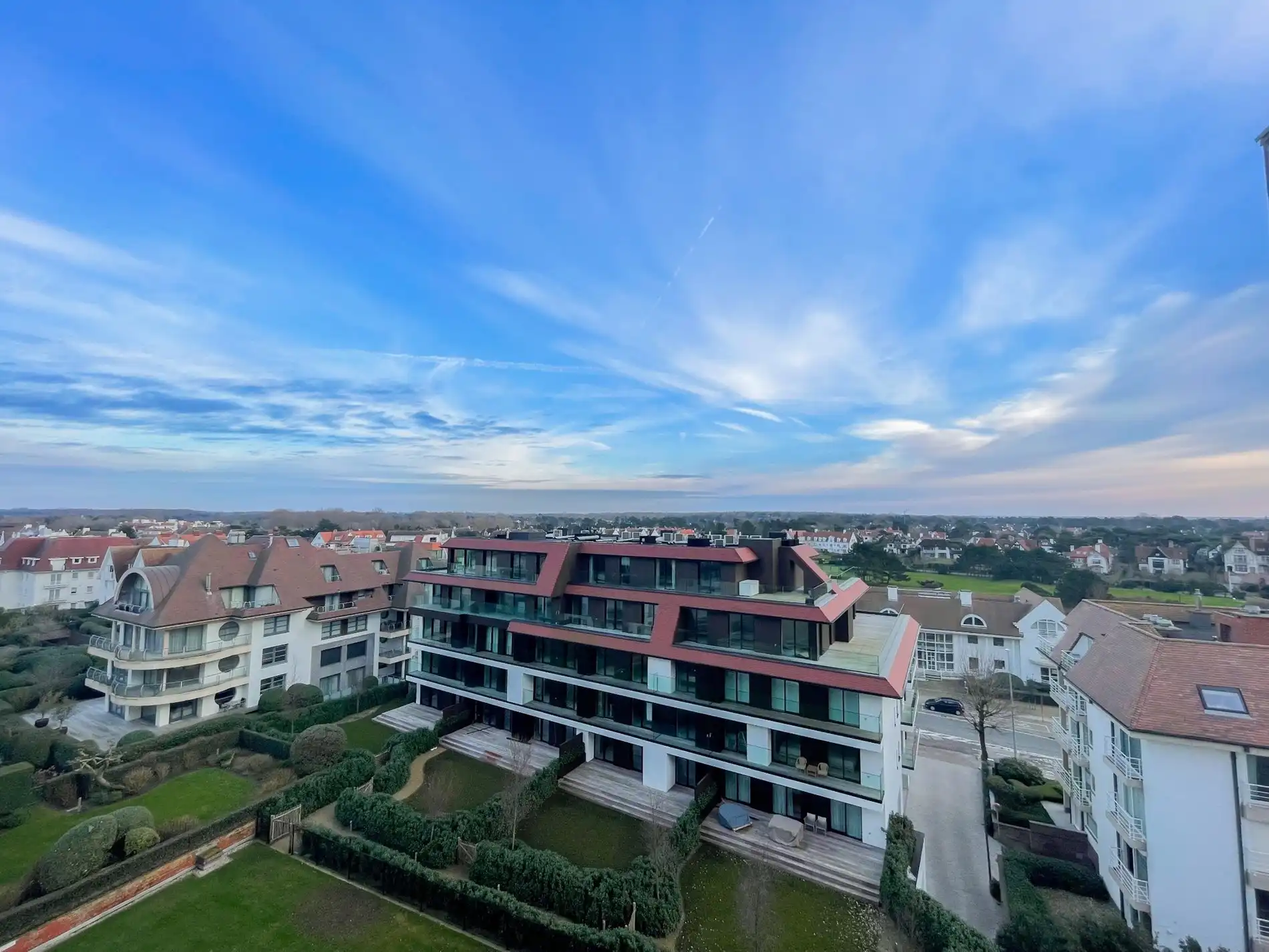 Luxueus volledig gerenoveerd appartement met een weids uitzicht gelegen in het Zoute. foto 5