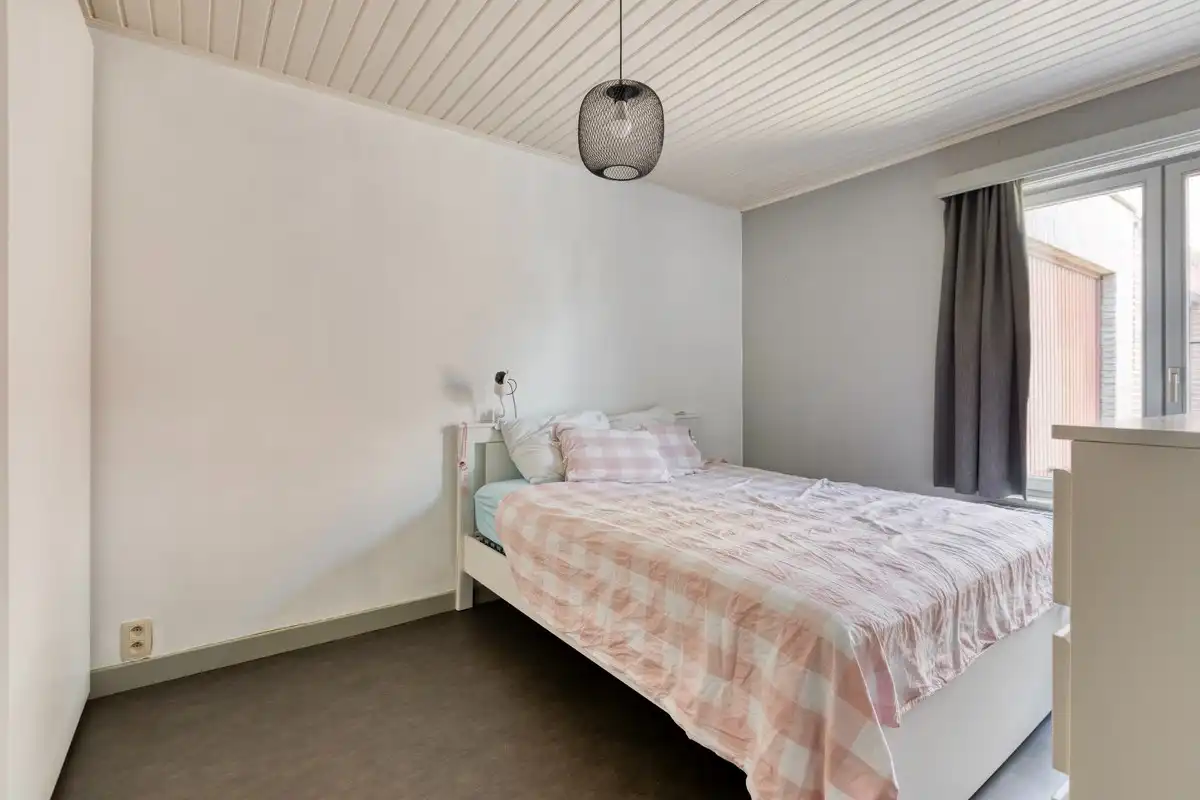 Rustig gelegen gelijkvloers woning met 2 slpks en ruime zolder. foto 11