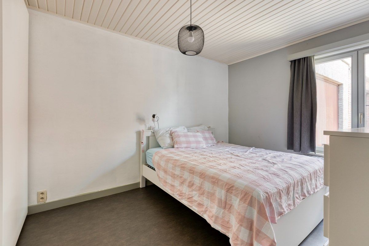 Rustig gelegen gelijkvloers woning met 2 slpks en ruime zolder. foto 11