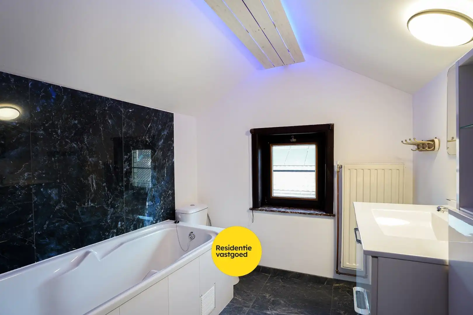 Woning met 5 slaapkamers in het centrum van Eernegem foto 24