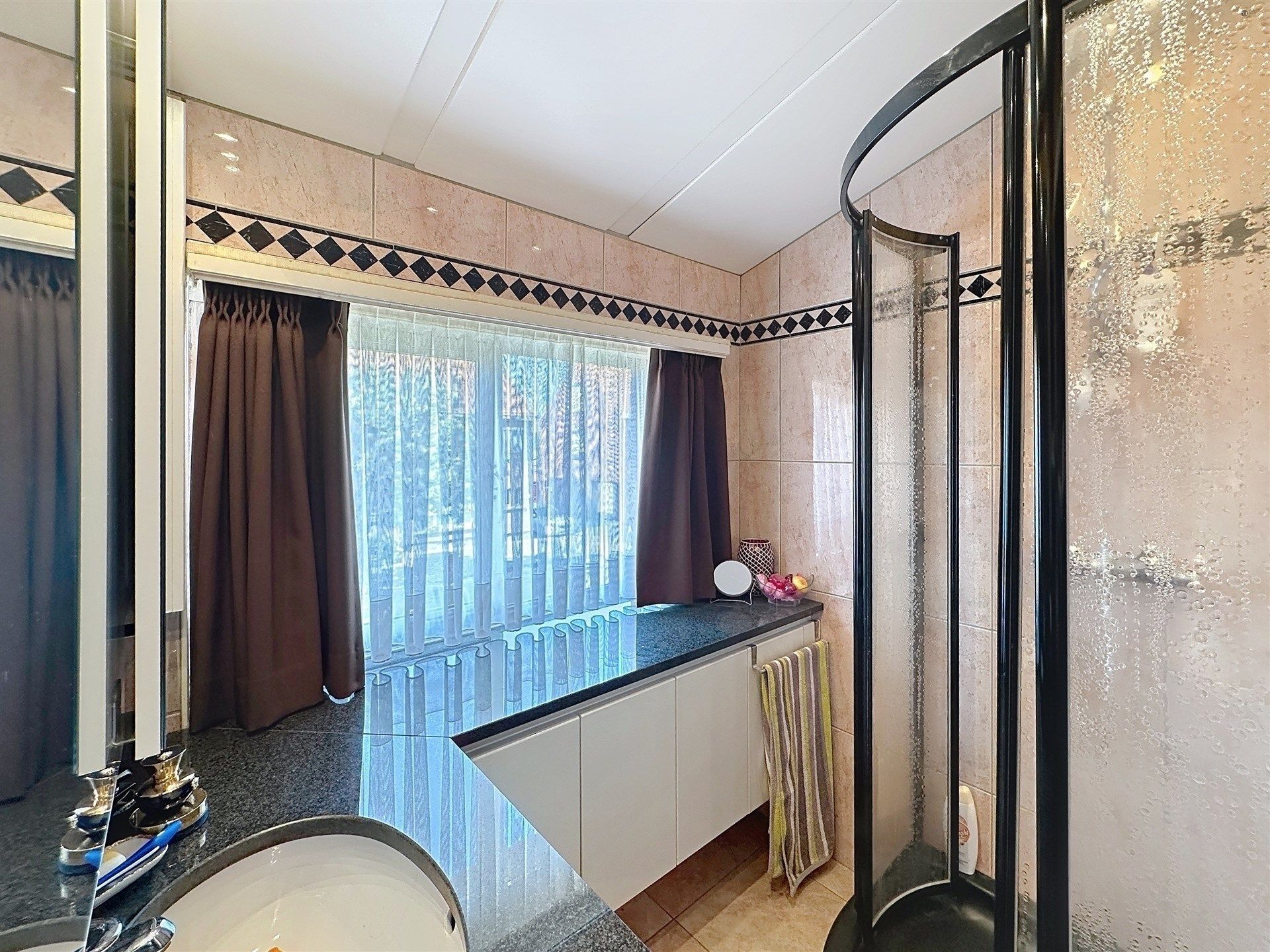 Charmante half open bebouwing met 3 slaapkamers en garage! foto 10