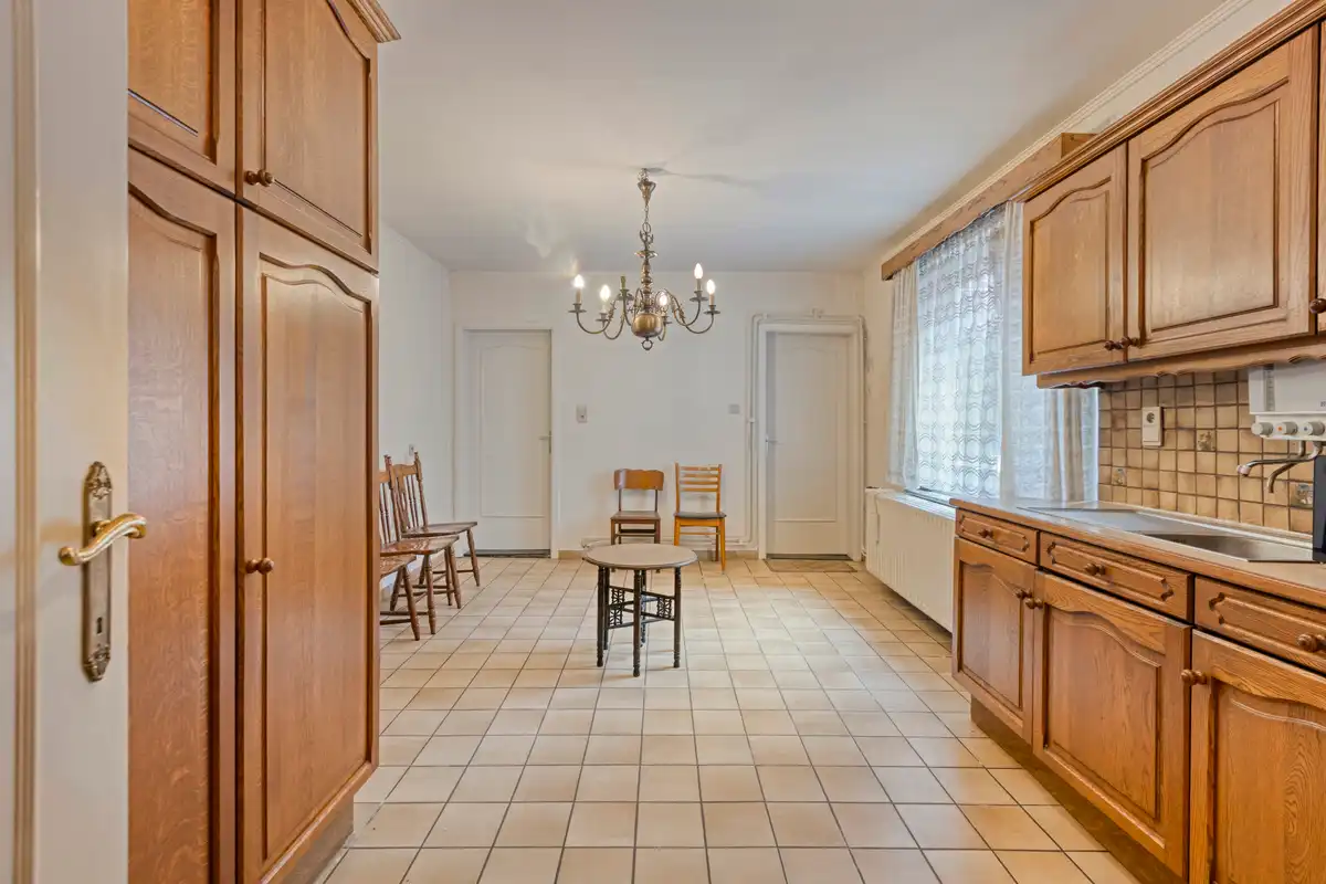 Te renoveren rijwoning in hartje Bilzen foto 9