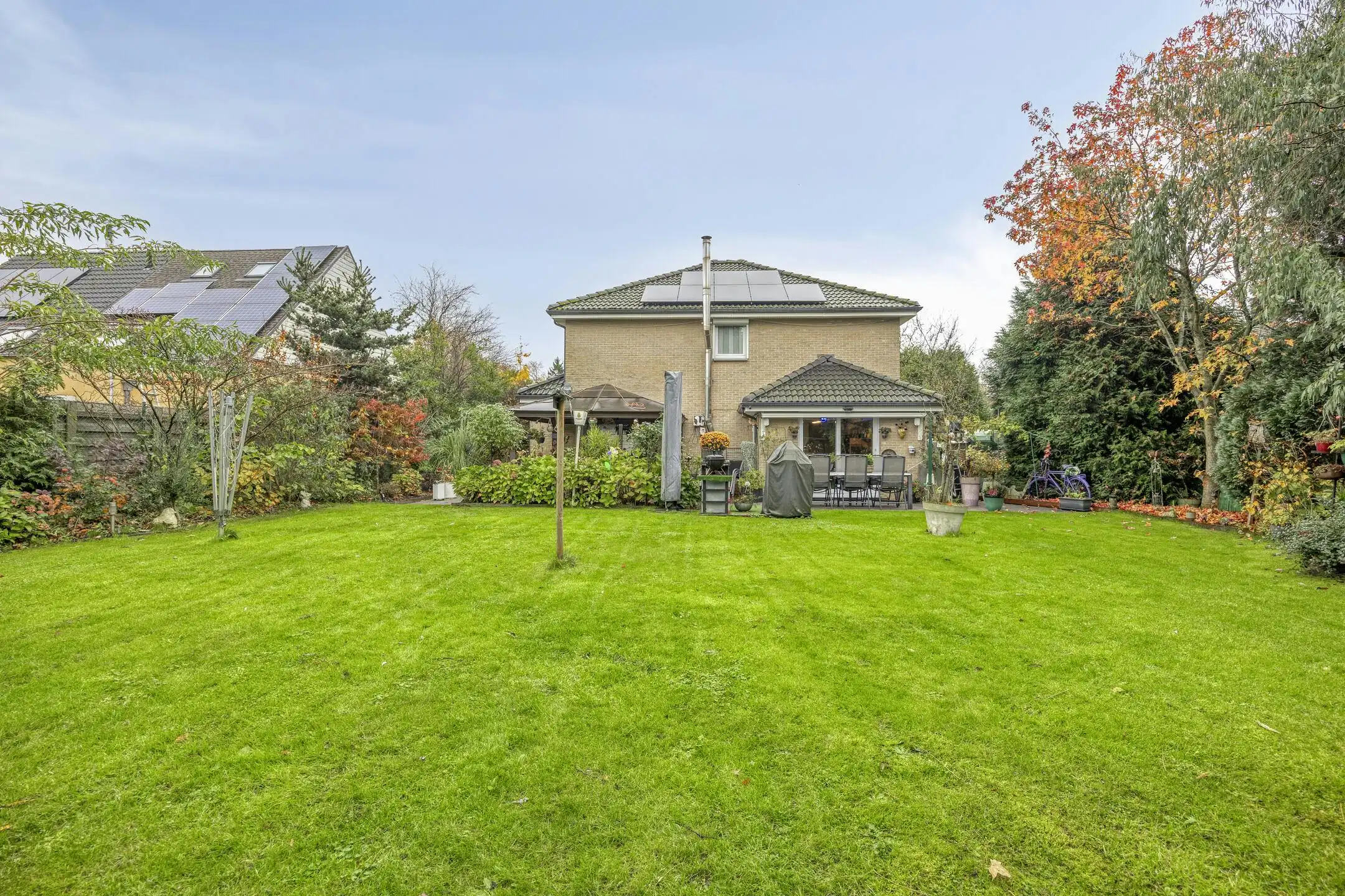 Instapklare gezinswoning met tuin in residentieel Evergem foto {{pictureIndex}}