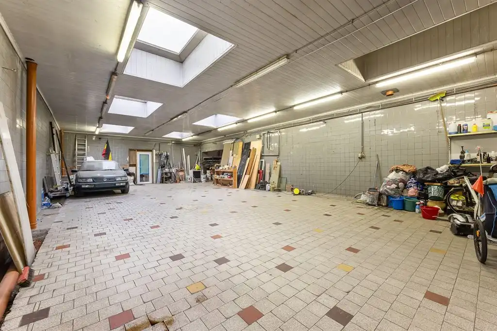 Magazijn met woning foto 5