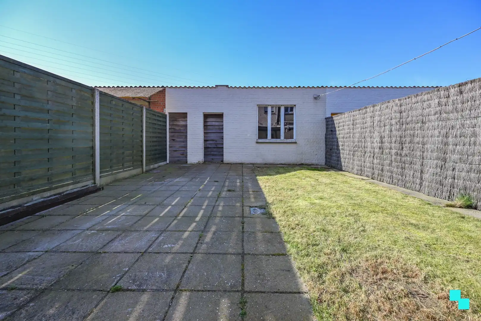 Gerenoveerde woning met twee slaapkamers en ruime garage foto 11