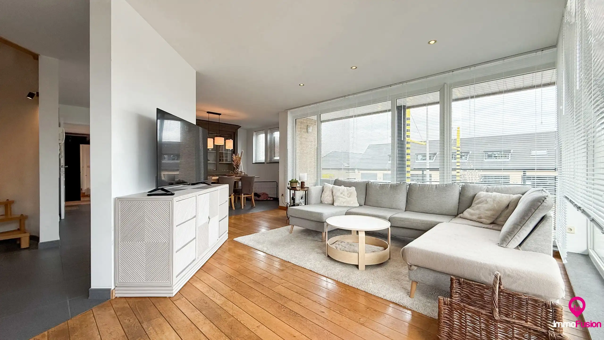 Ruim appartement met 4 slaapkamers en parking in Tuilt! foto {{pictureIndex}}