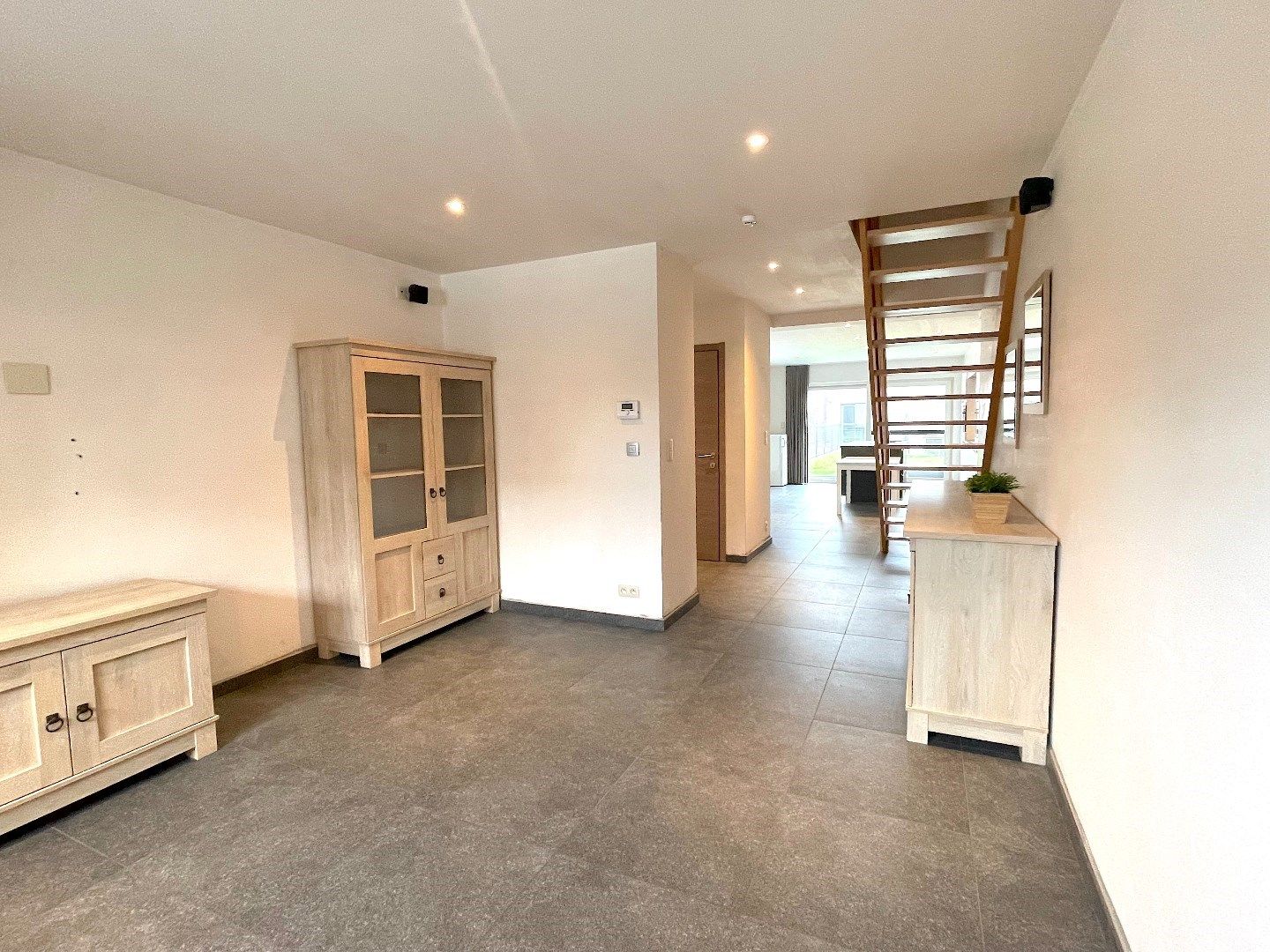 Recente woning met 3 slaapkamers, leuke tuin en staanplaats! foto 2