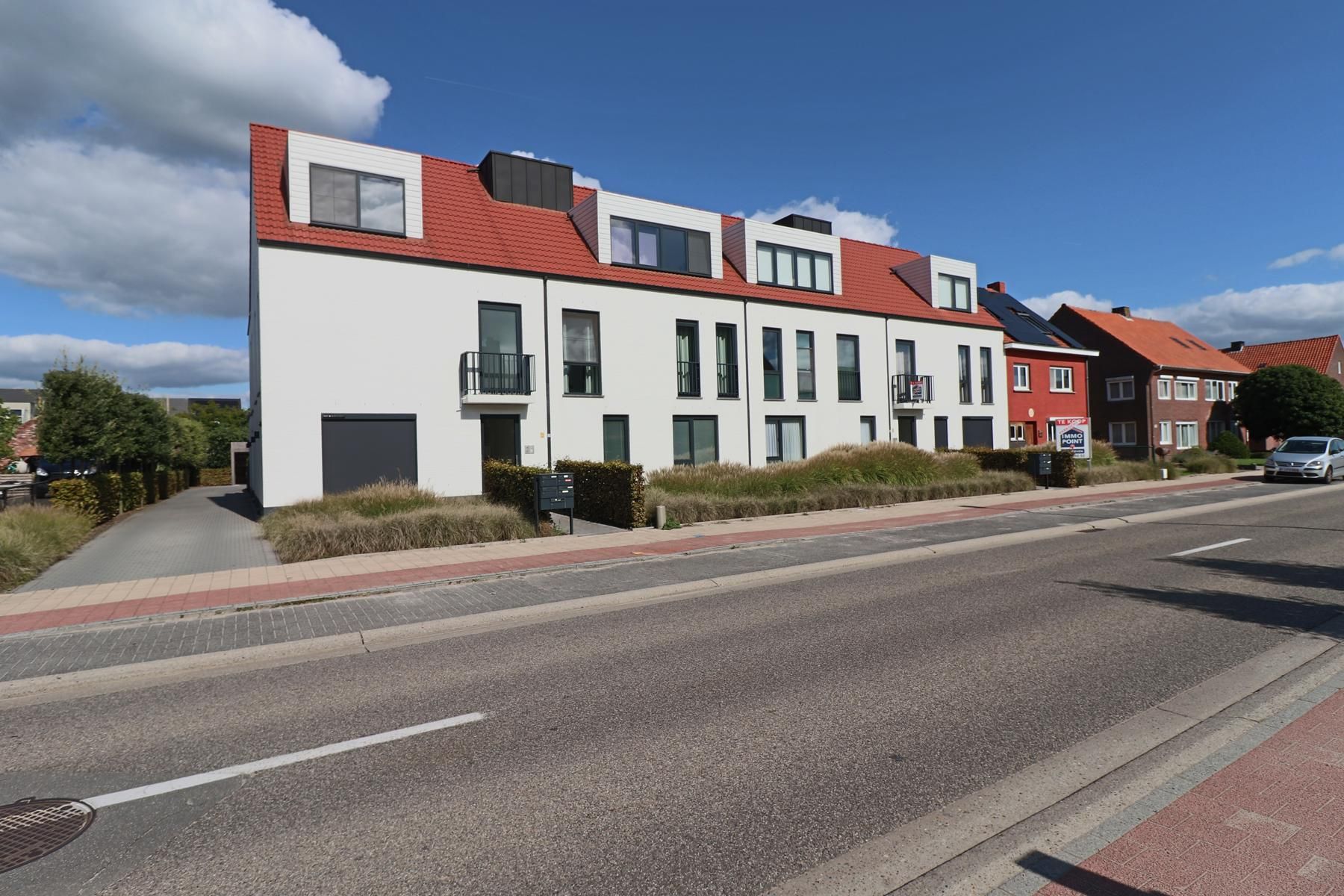 3 overdekte autostaanplaatsen achter het appartementsgebouw. foto {{pictureIndex}}