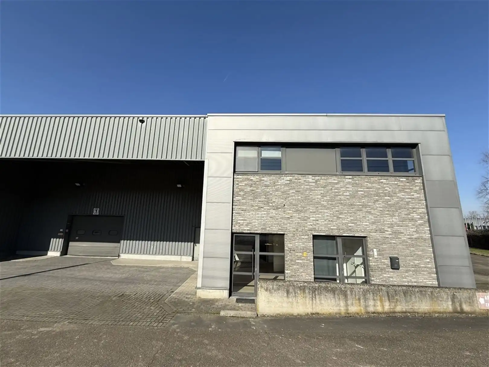 Polyvalent bedrijfsgebouw foto 3