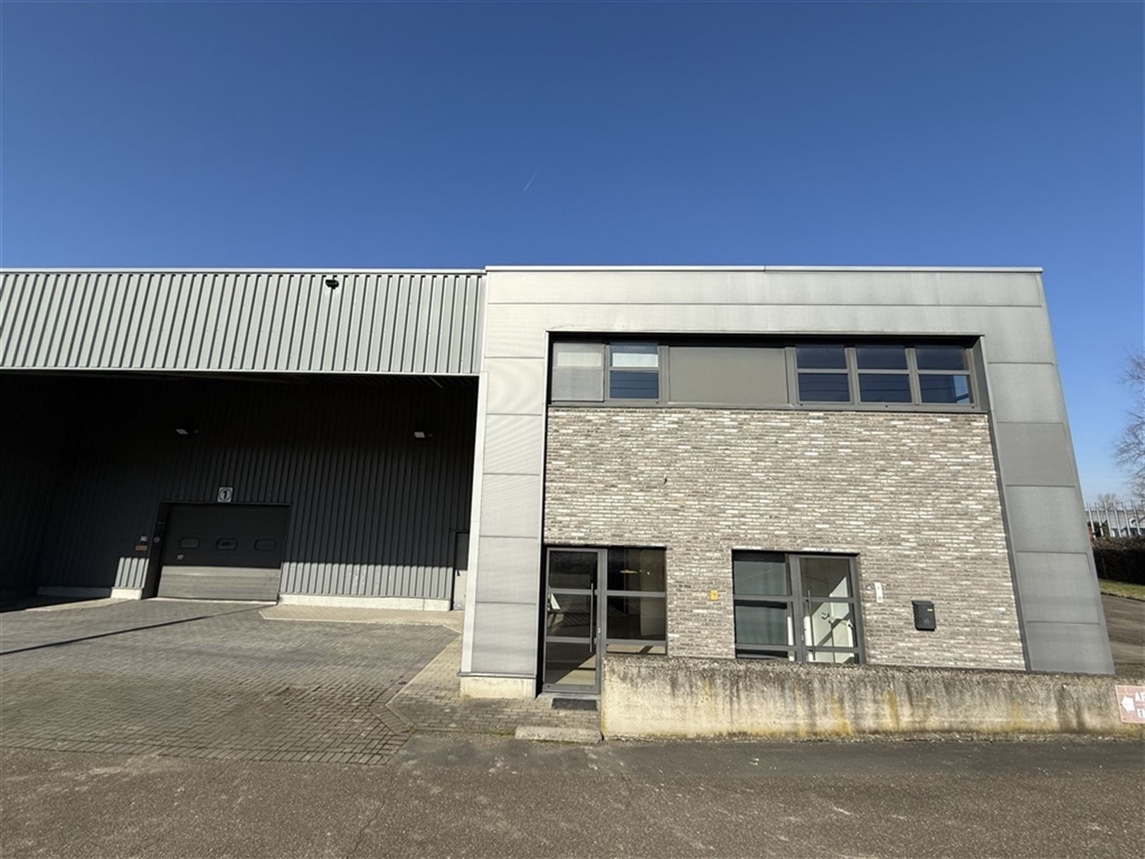 Polyvalent bedrijfsgebouw foto 3