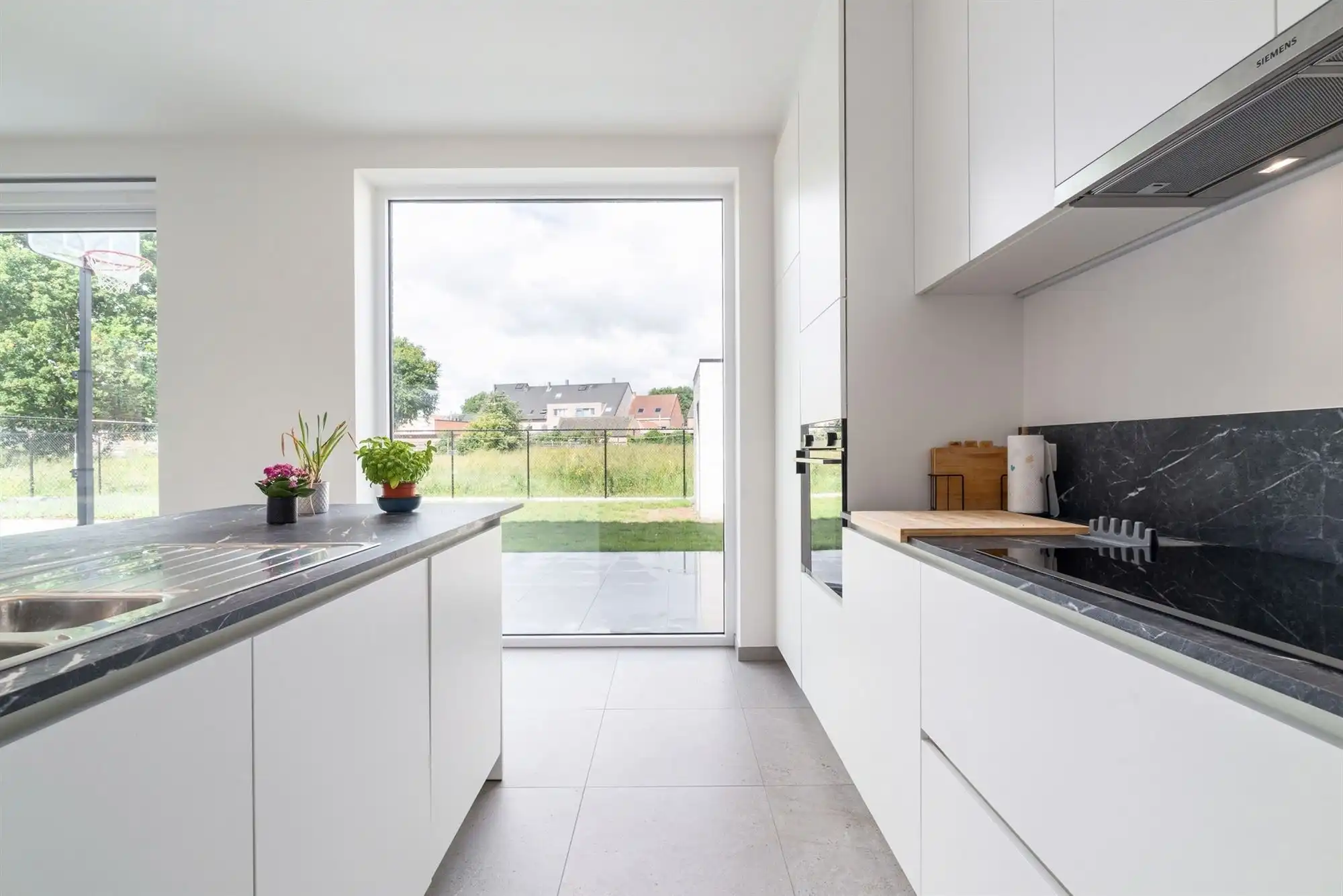 Instapklare nieuwbouwwoning met 3 slaapkamers, carport en zonnige tuin foto 4