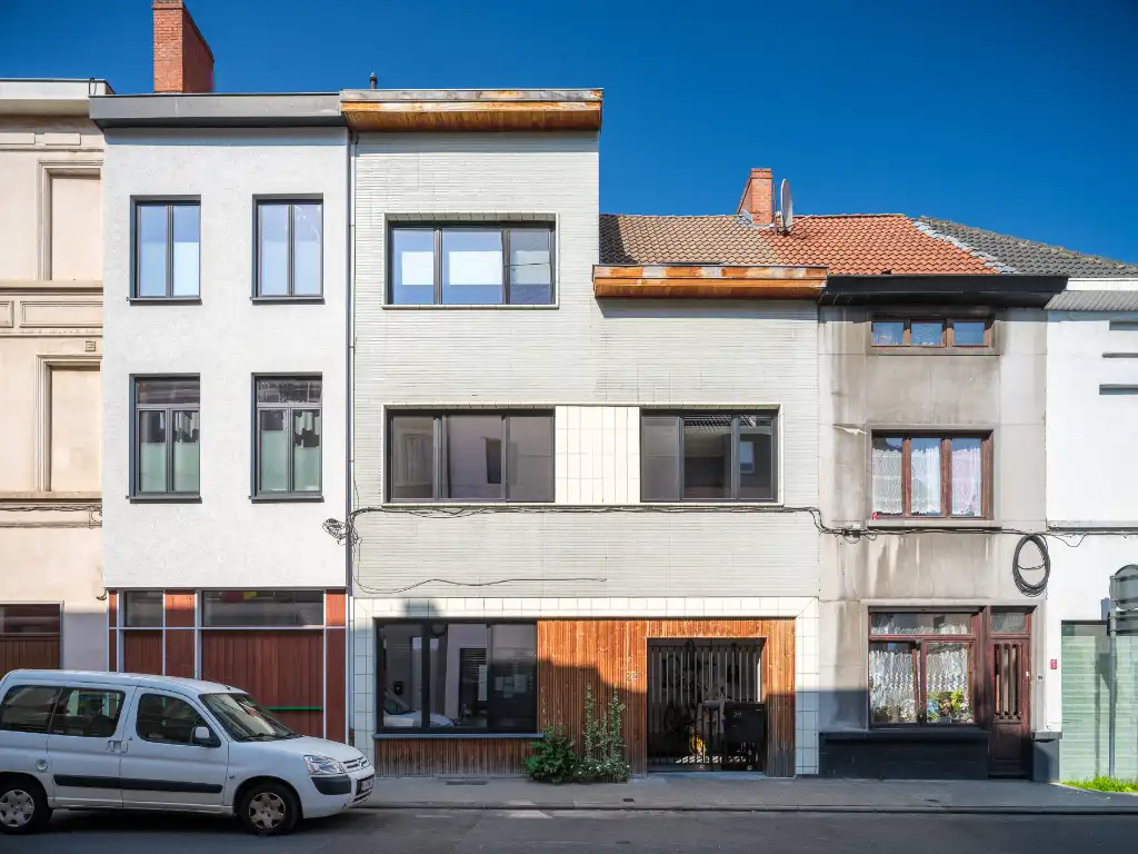Karaktervol gerenoveerde gezinswoning (232 m²) met onder meer vijf slaapkamers. foto 2