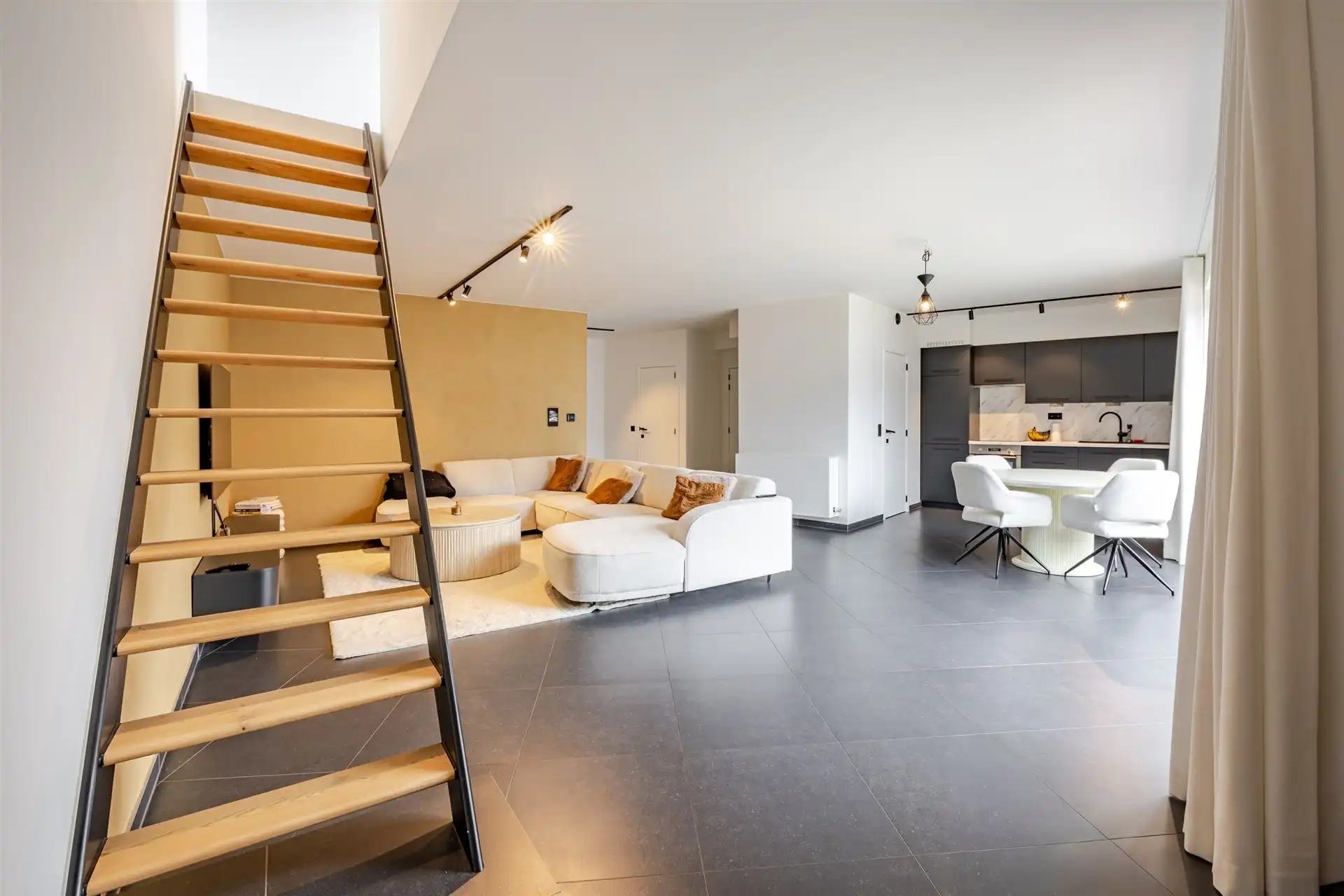 Modern en lichtrijk appartement met 3 terrassen+staanplaats  foto 3