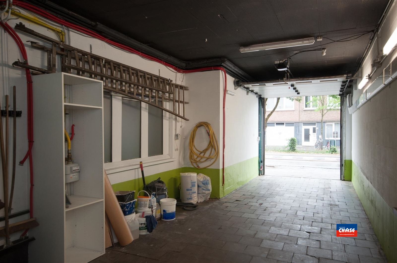 RUIM WERKHUIS/ATELIER/SHOWROOM MET BINNENTUIN EN RUIME GARAGE foto 3