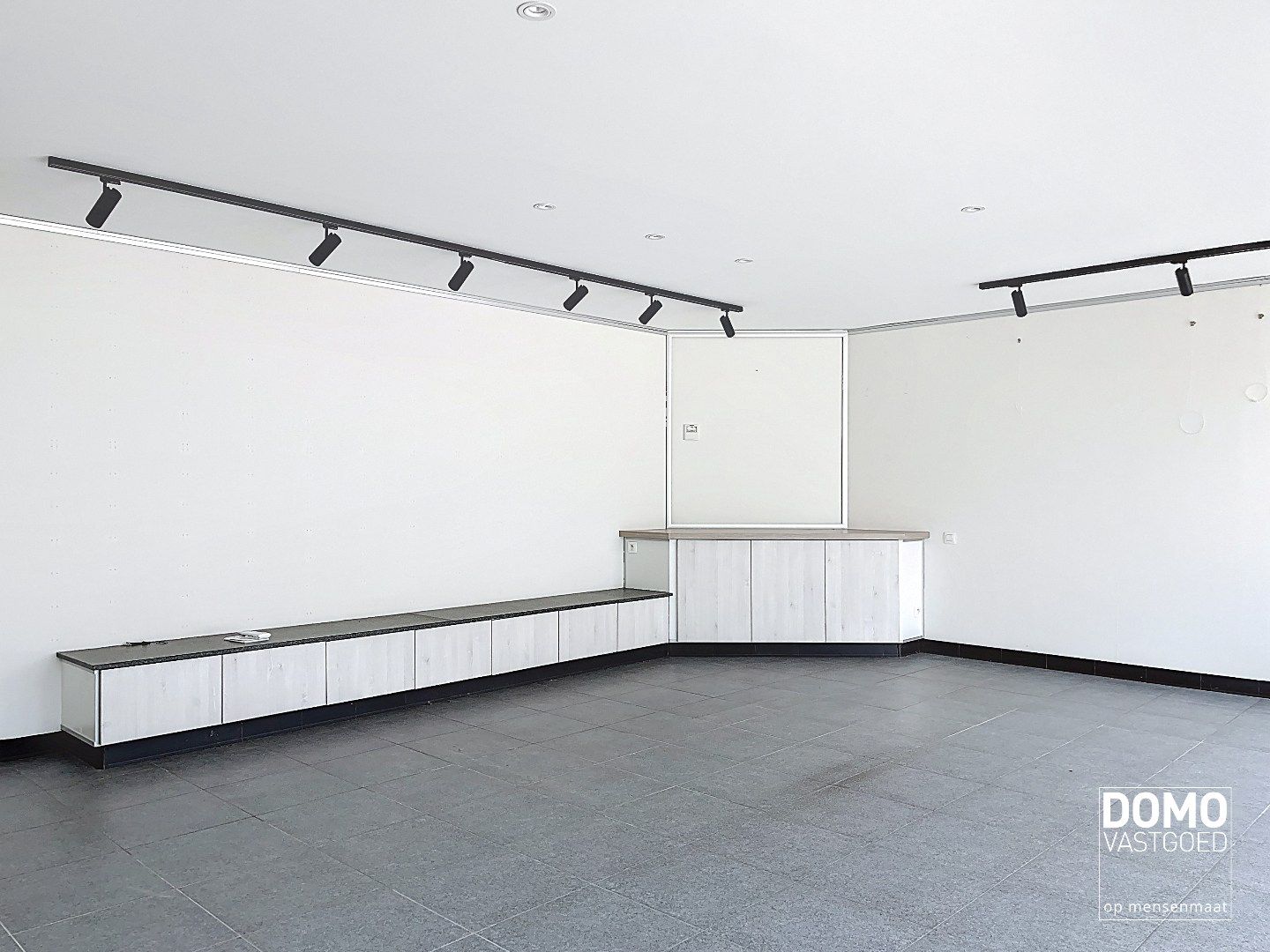 Commercieel gelegen handelspand met inclusief bovenliggend appartement te Kermt. foto 4